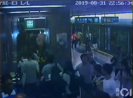 片段可見，當時突然有大批人奔跑逃避。(太子站CCTV截圖)