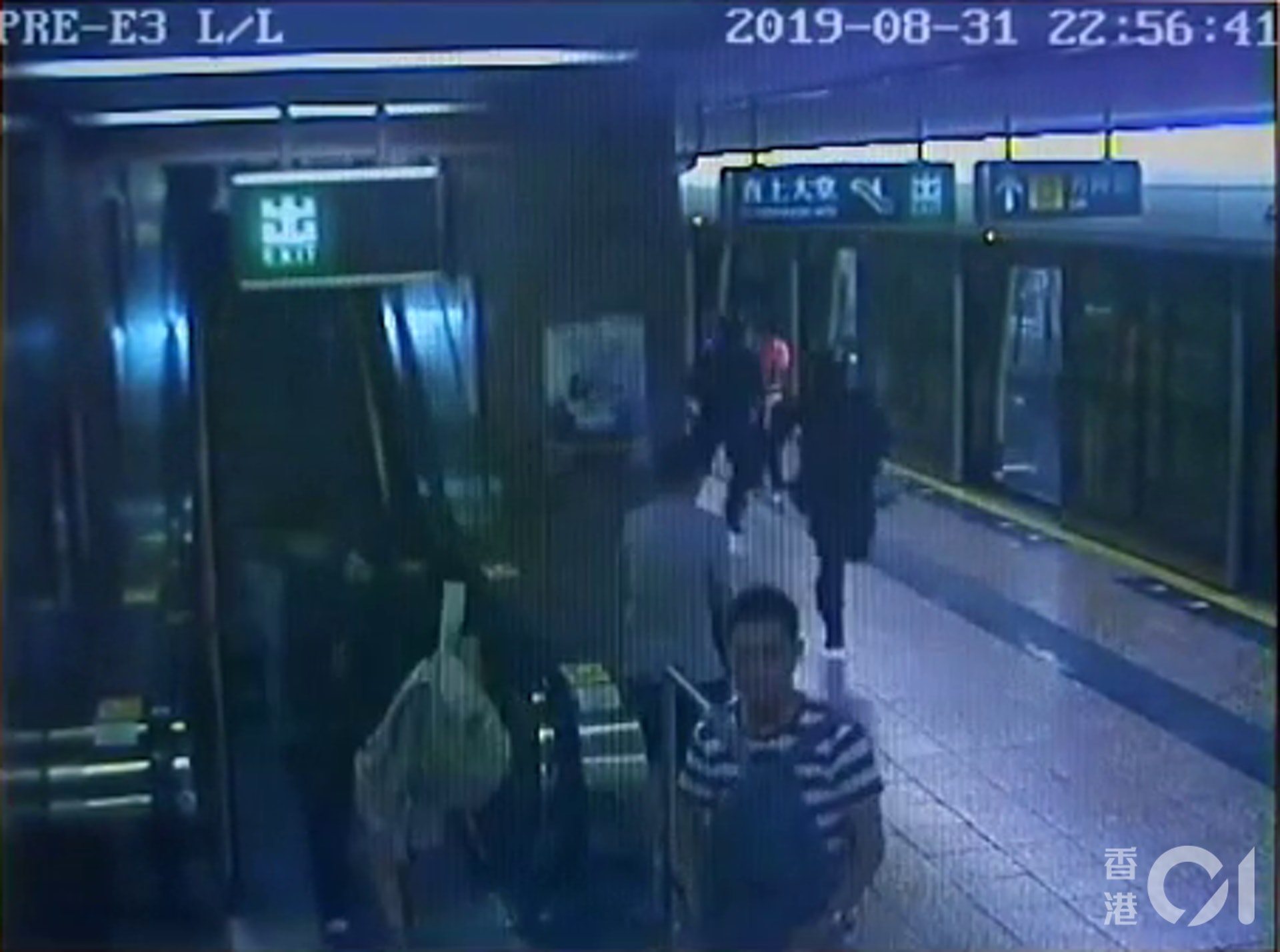 片段可見,數秒後大批速龍小隊成員趕至。(太子站CCTV截圖) 片段可見,數秒後大批速龍小隊成員趕至。(太子站CCTV截圖)