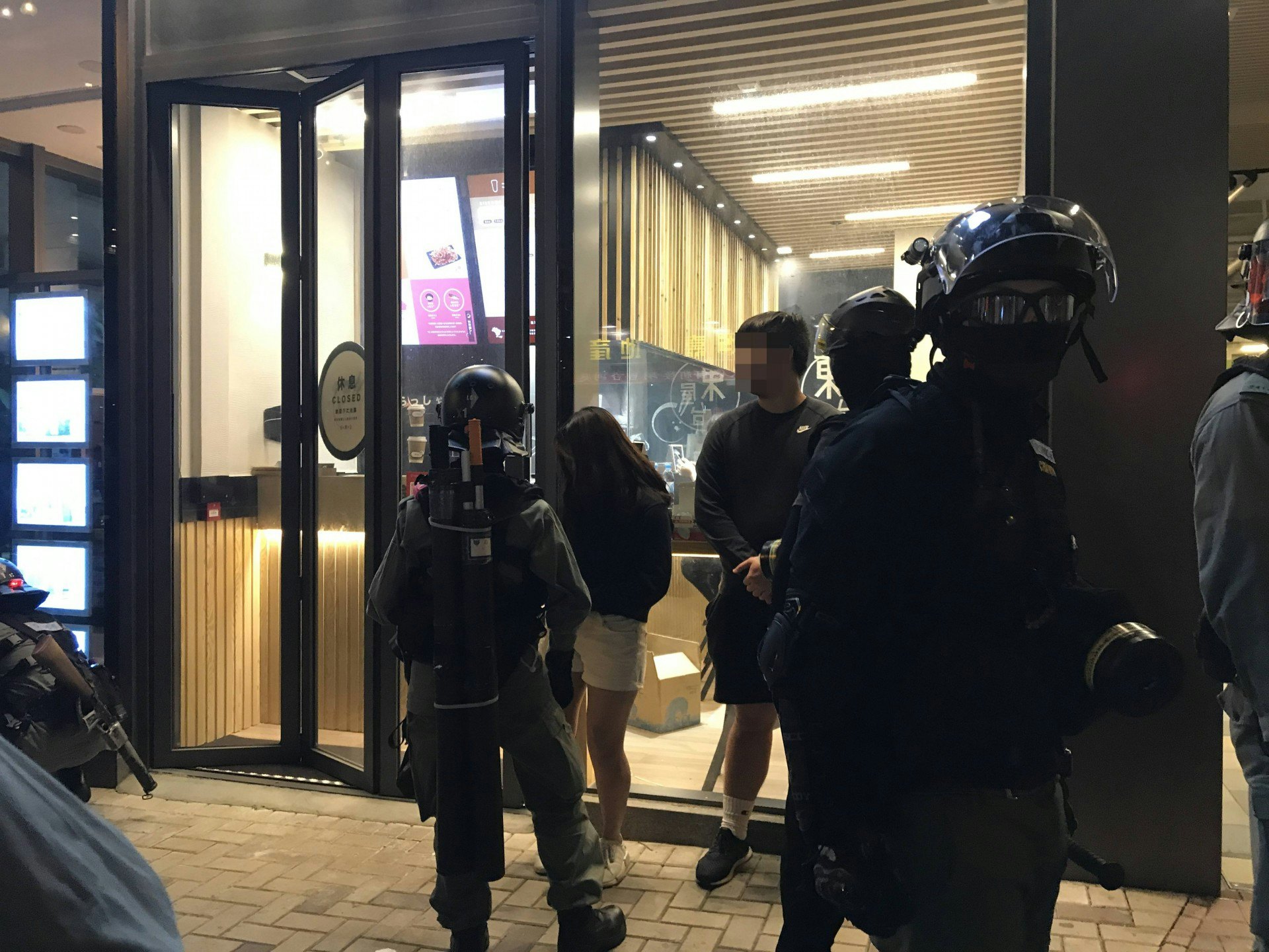 食店內有年輕人被截查。(黃廸雯攝) 食店內有年輕人被截查。(黃廸雯攝)
