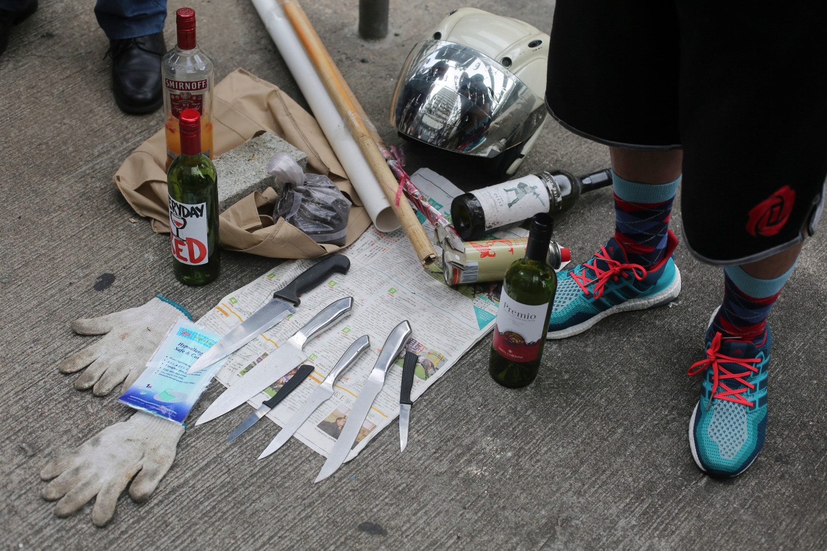 環保人士今午到葵涌警署聲援，展示倉庫中的物品非武器。(陳焯輝攝)