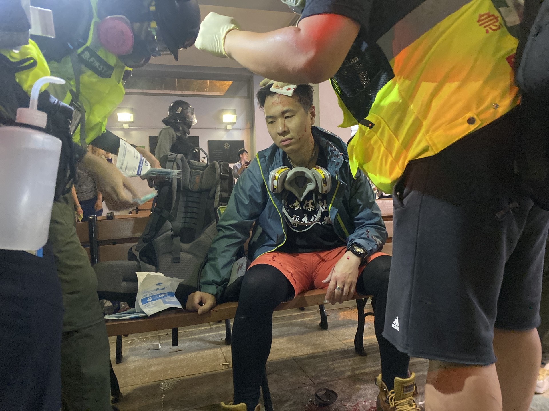 太子一名男社工於衝突其間被打破頭，在場急救員為他救治。（陳浩然攝）