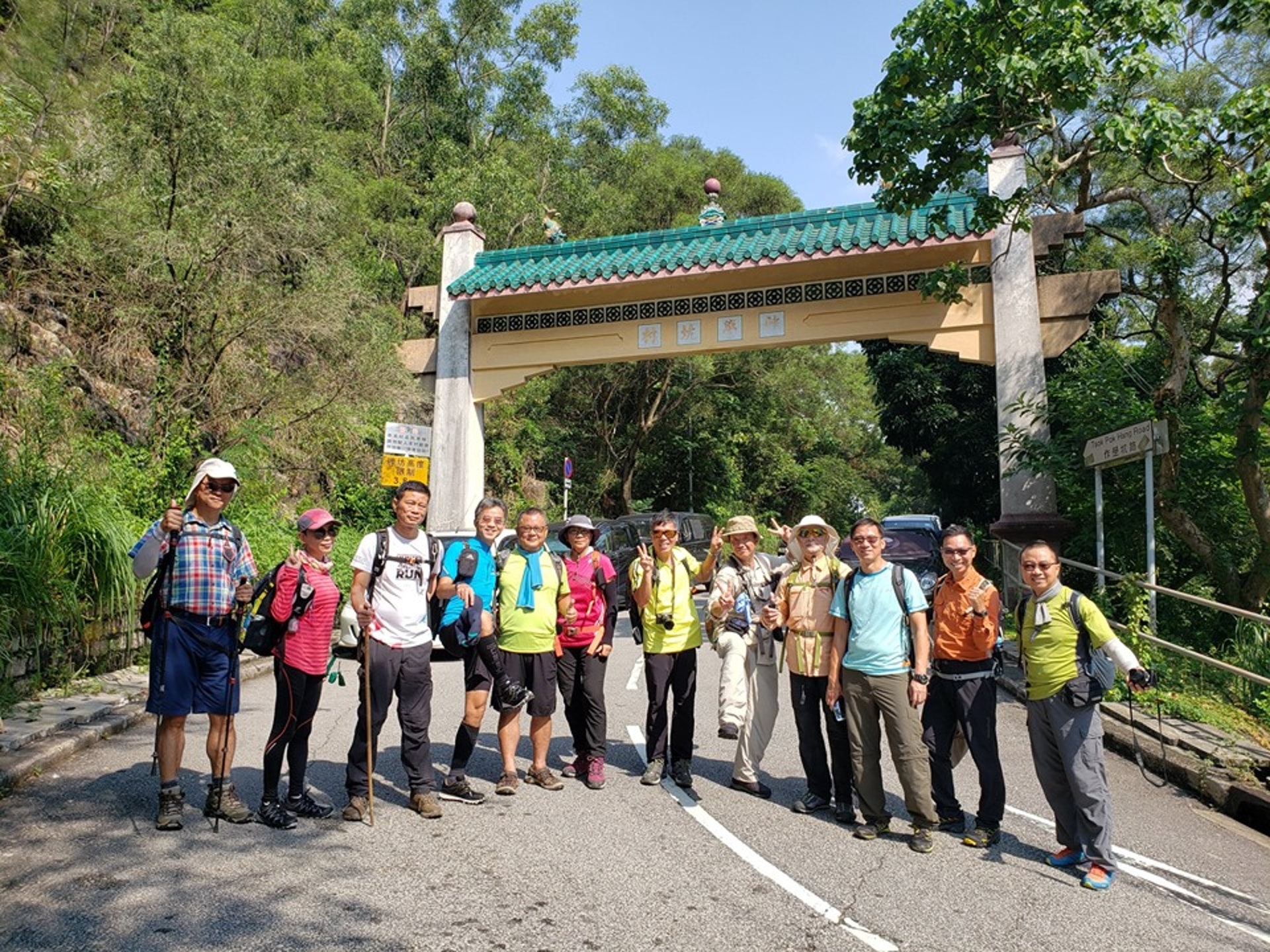 沿水泉坳街上山,一行人在作壆坑路合照。(CATT'S BLOG授權使用) 沿水泉坳街上山,一行人在作壆坑路合照。(CATT'S BLOG授權使用)