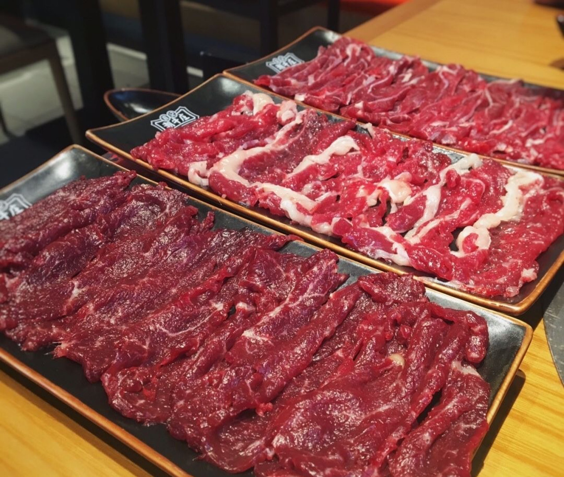 不愧是豪門!師傅把肉片得極薄,每一片都晶瑩剔透,手起刀落,對食材極其謹慎(小紅書@性感小花甲)