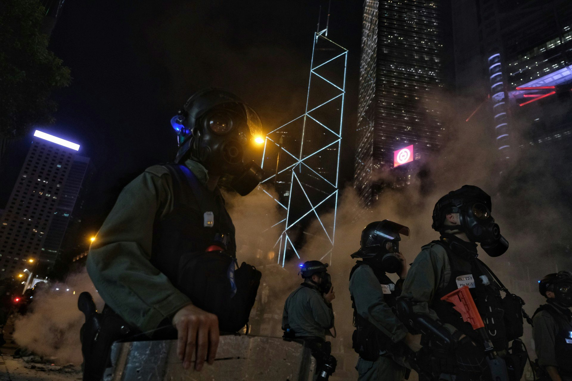 中環下午原定有兩個集會並已獲警方發出不反對通知書,但警方要求提早結束。入夜後有示威者堵路及燃燒雜物,警方員施放多枚催淚彈驅散。(曾梓洋攝) 中環下午原定有兩個集會並已獲警方發出不反對通知書,但警方要求提早結束。入夜後有示威者堵路及燃燒雜物,警方員施放多枚催淚彈驅散。(曾梓洋攝)