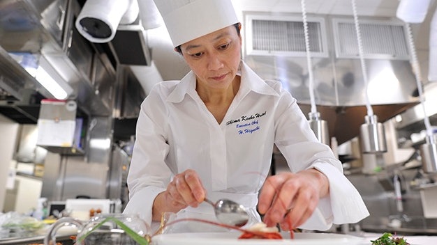 被稱為「怪物」的女人 力抗歧視放棄親子 成為日皇室御用料理長 被稱為「怪物」的女人 力抗歧視放棄親子 成為日皇室御用料理長