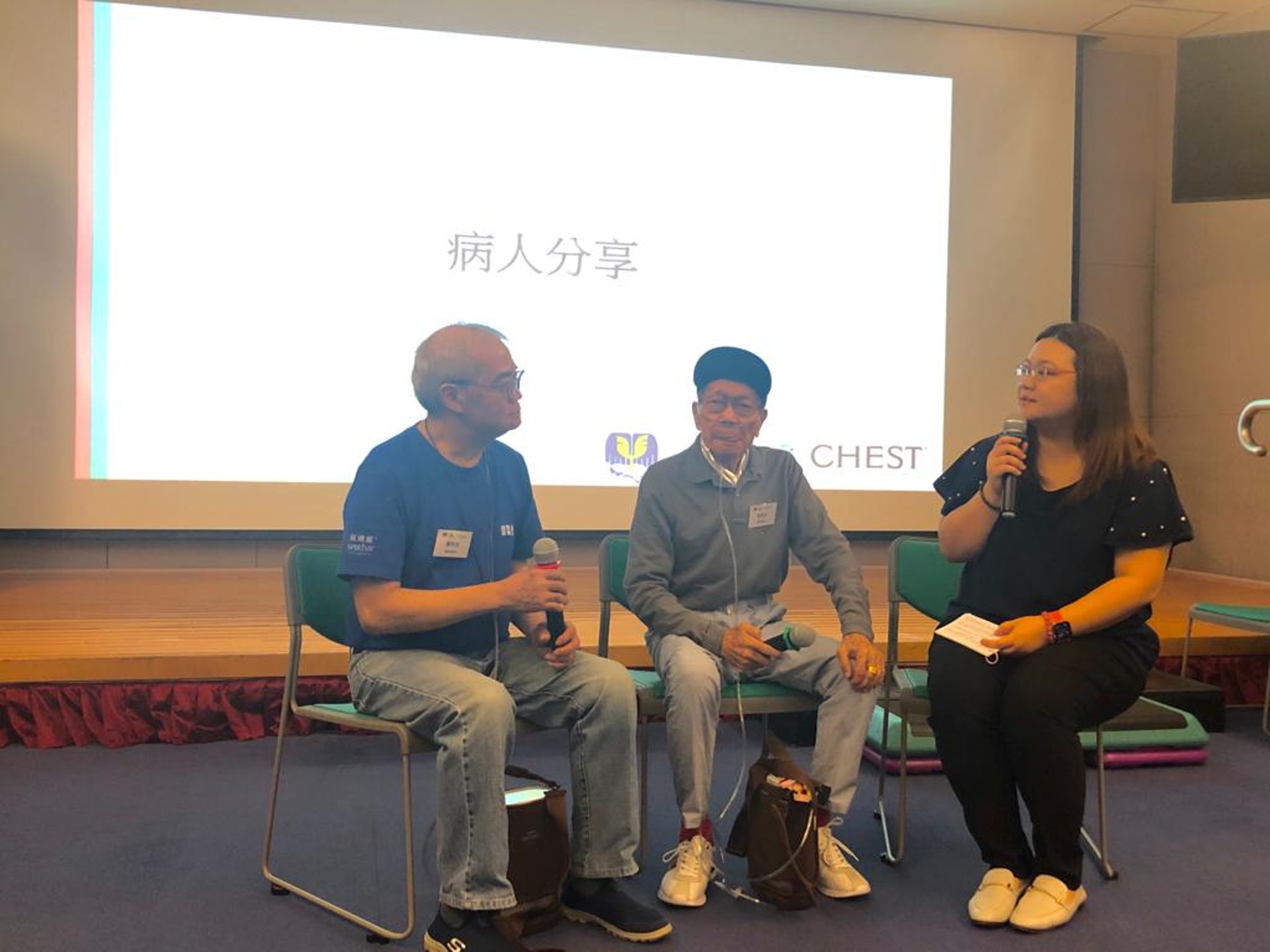 慢阻肺病患者鄺先生(左一)、李先生(左二)分享患病經歷。 慢阻肺病患者鄺先生(左一)、李先生(左二)分享患病經歷。