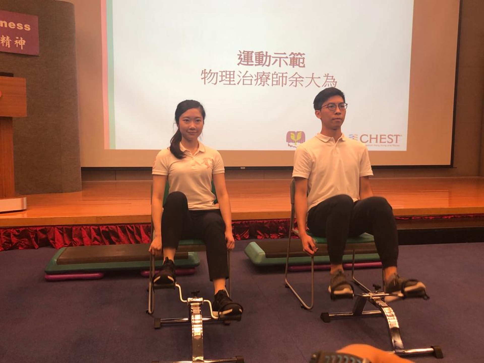 下肢較弱或平衡力較差的患者可嘗試騎固定式單車。(蕭韻蕊攝) 下肢較弱或平衡力較差的患者可嘗試騎固定式單車。(蕭韻蕊攝)