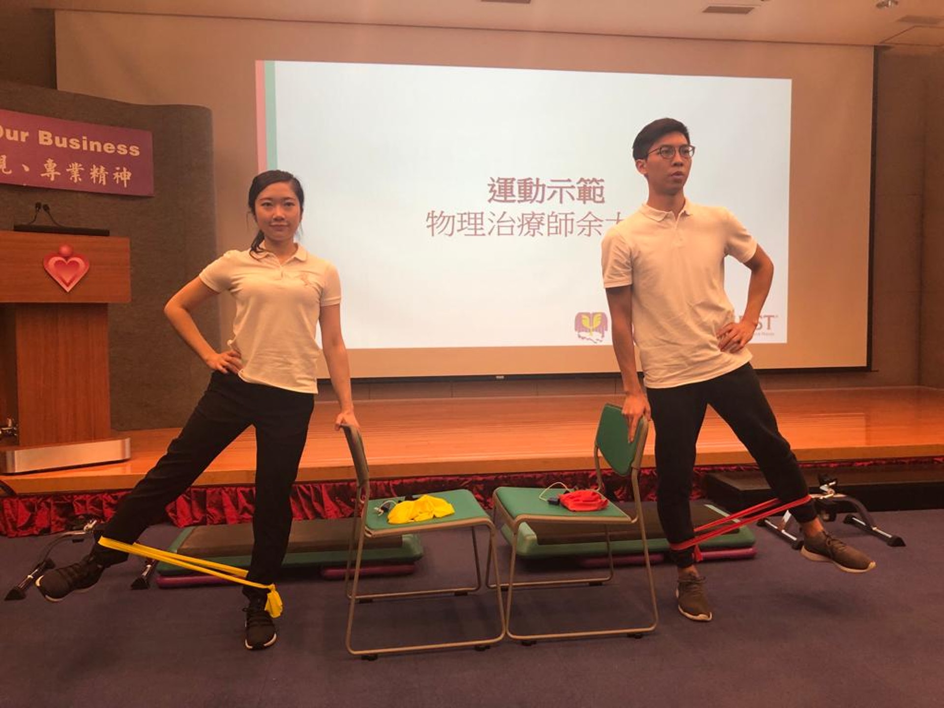 患者可以以椅子協助平衡,鍛煉下肢的髖關節外展肌。(蕭韻蕊攝) 患者可以以椅子協助平衡,鍛煉下肢的髖關節外展肌。(蕭韻蕊攝)
