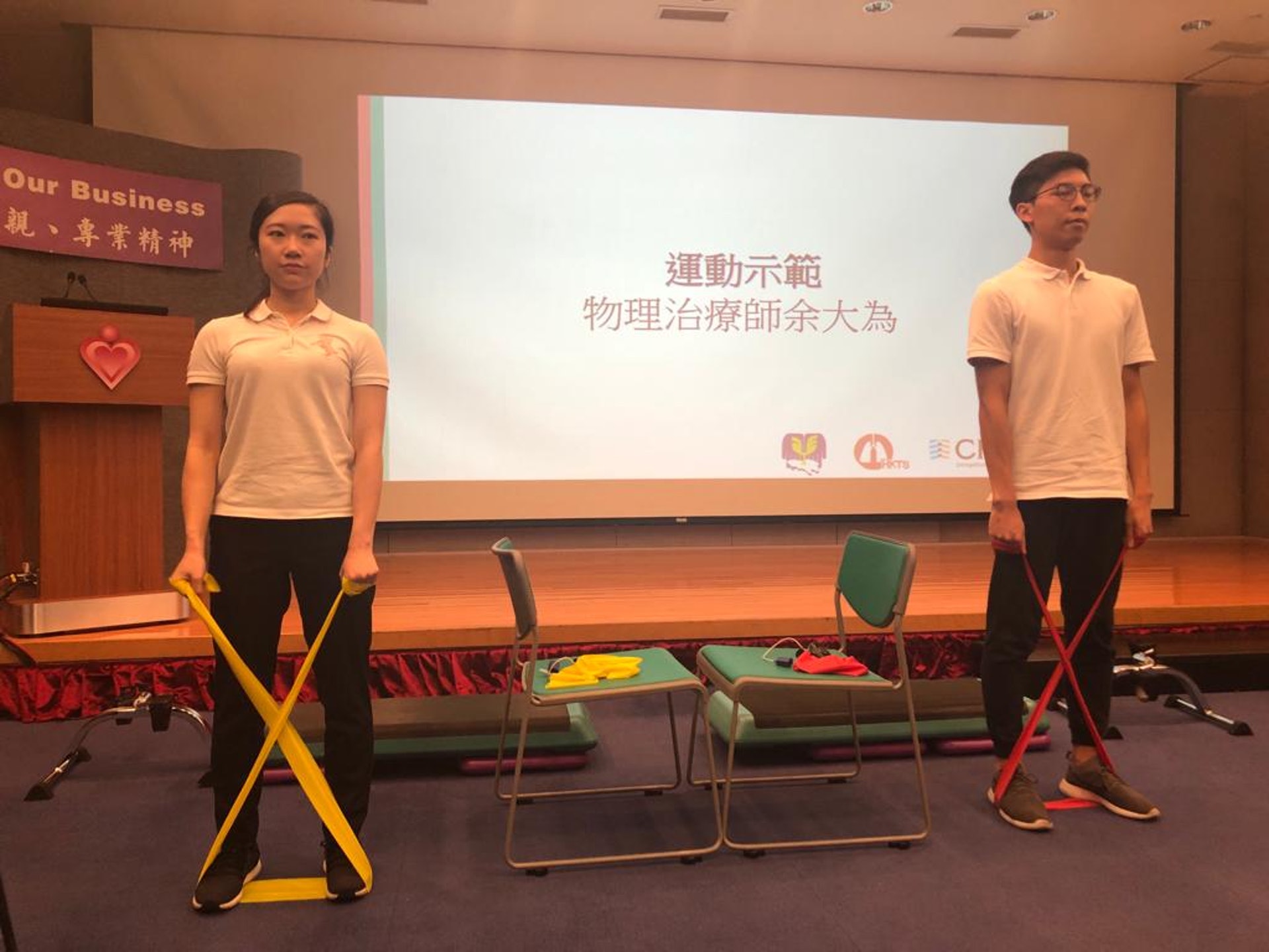 患者可做適量伸展運動,鍛煉肌力。(蕭韻蕊攝) 患者可做適量伸展運動,鍛煉肌力。(蕭韻蕊攝)