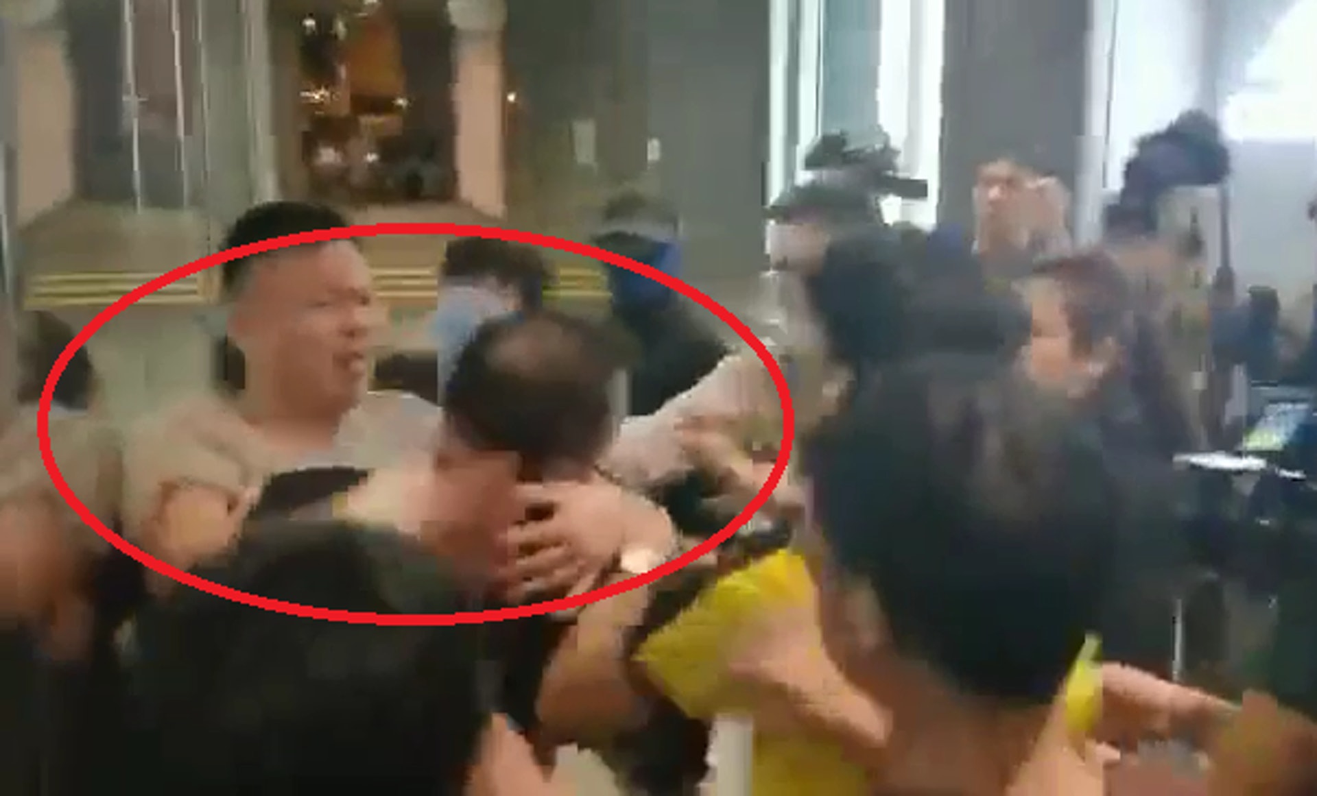 灰衣男子緊抱趙家賢頭頸不放。(網上影片截圖) 灰衣男子緊抱趙家賢頭頸不放。(網上影片截圖)