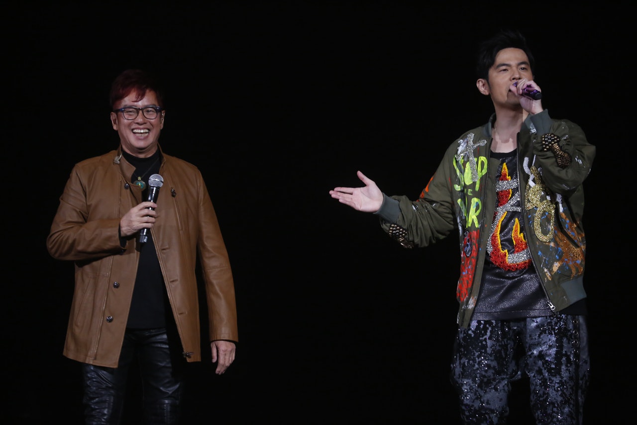 譚詠麟非常俾面,來到做周杰倫演唱會尾場嘉賓。校長笑言當初聽《雙截棍》,以為唱緊俄文。(符祥定攝) 譚詠麟非常俾面,來到做周杰倫演唱會尾場嘉賓。校長笑言當初聽《雙截棍》,以為唱緊俄文。(符祥定攝)