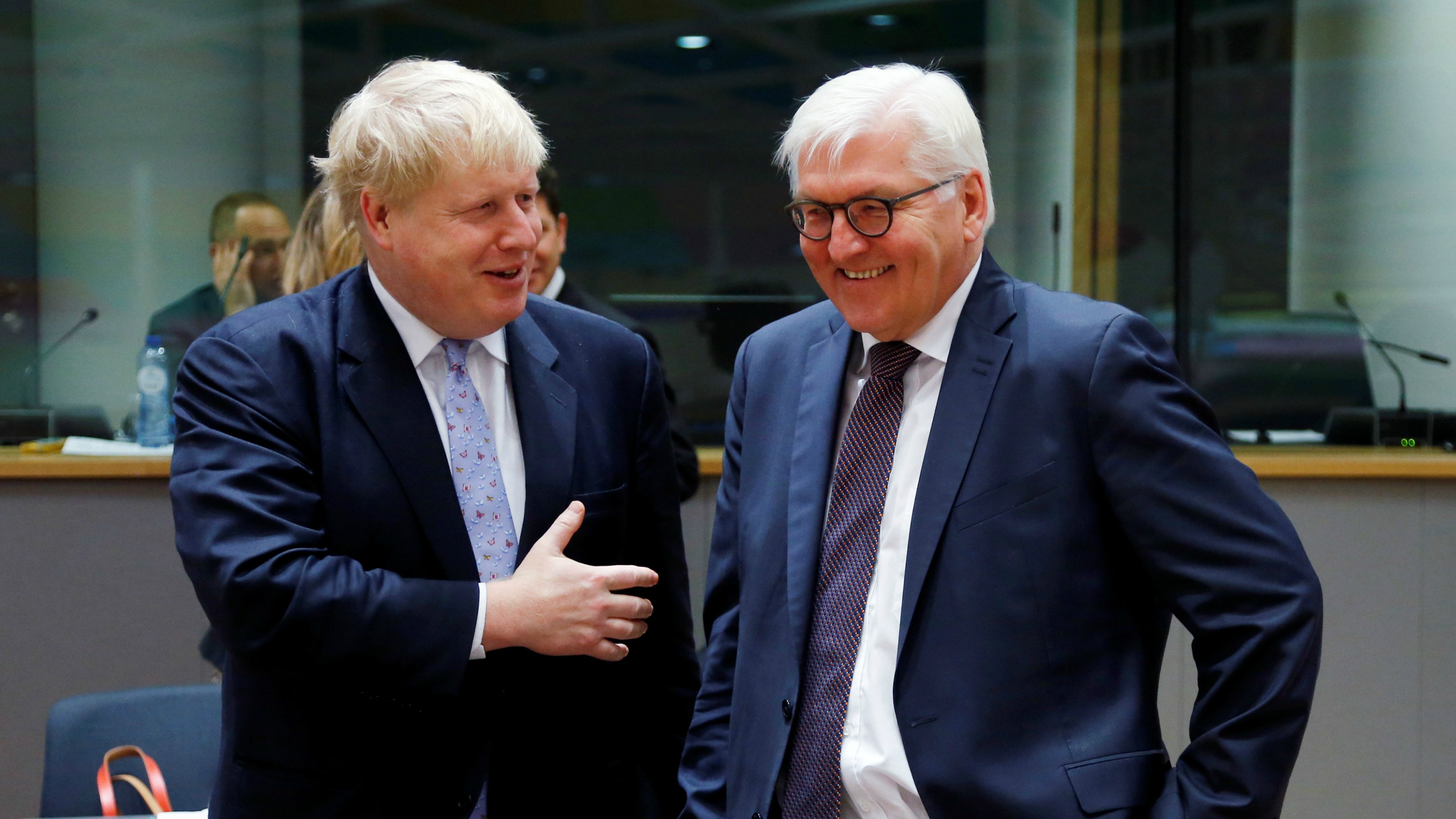德國外長施泰因邁爾與英國外相約翰遜在布魯塞爾一個外交會議交談。（路透社）