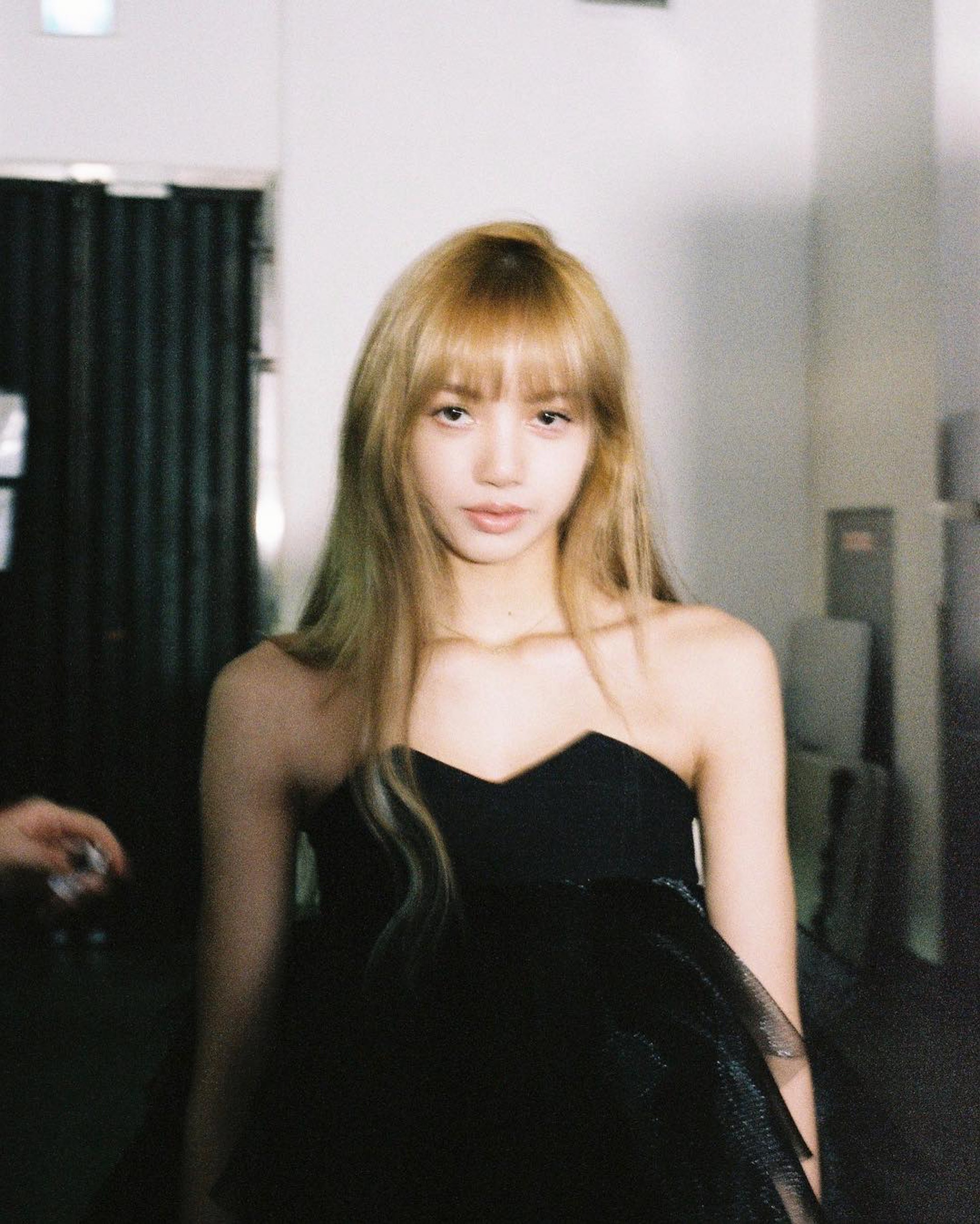 Lisa擁有招牌直角肩,鎖骨亦相當明顯。(IG/@lalalalisa_m) Lisa擁有招牌直角肩,鎖骨亦相當明顯。(IG/@lalalalisa_m)