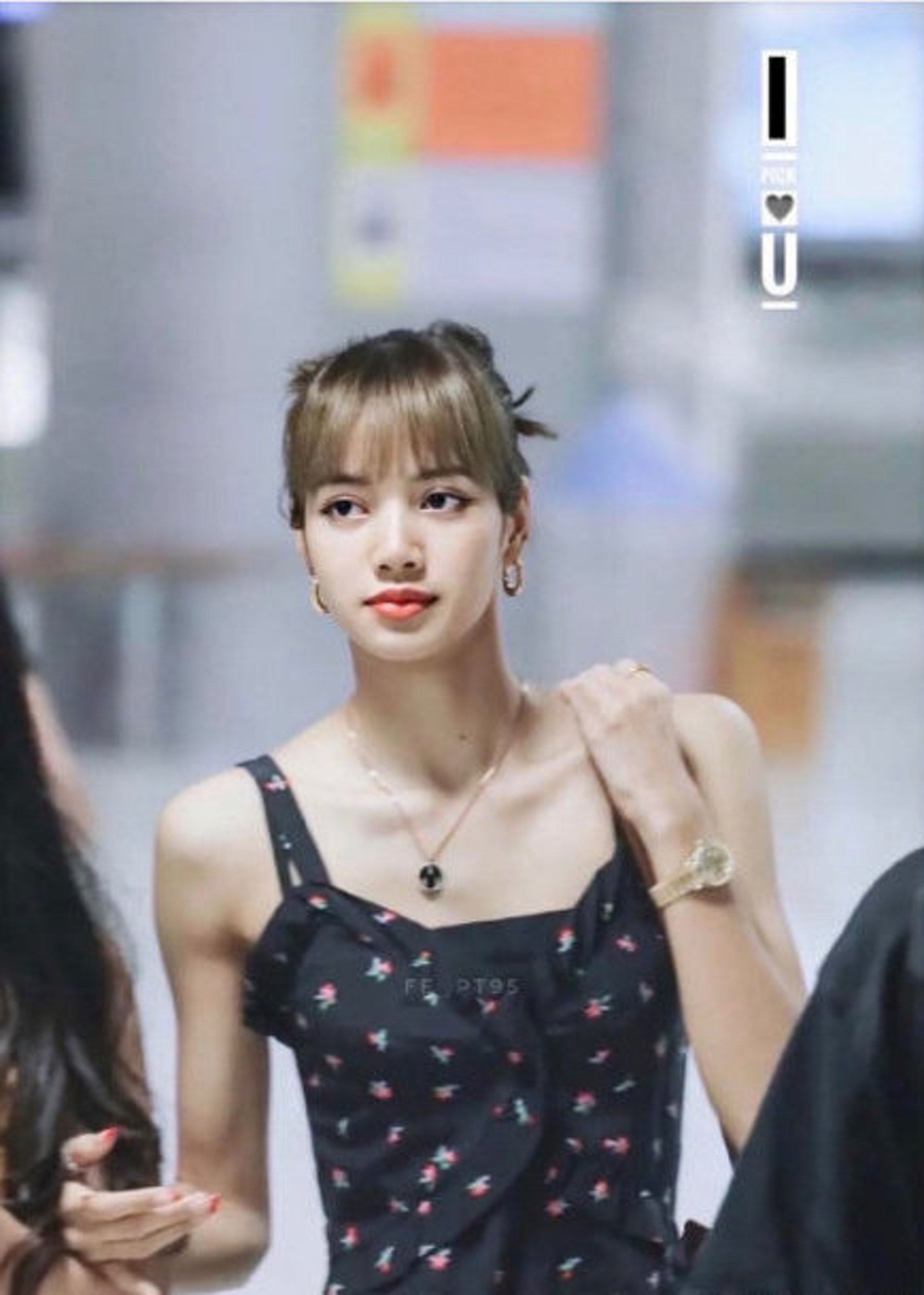 網民貼出Lisa壯如「金剛Barbie」的照片。(微博/@扒圈bot) 網民貼出Lisa壯如「金剛Barbie」的照片。(微博/@扒圈bot)