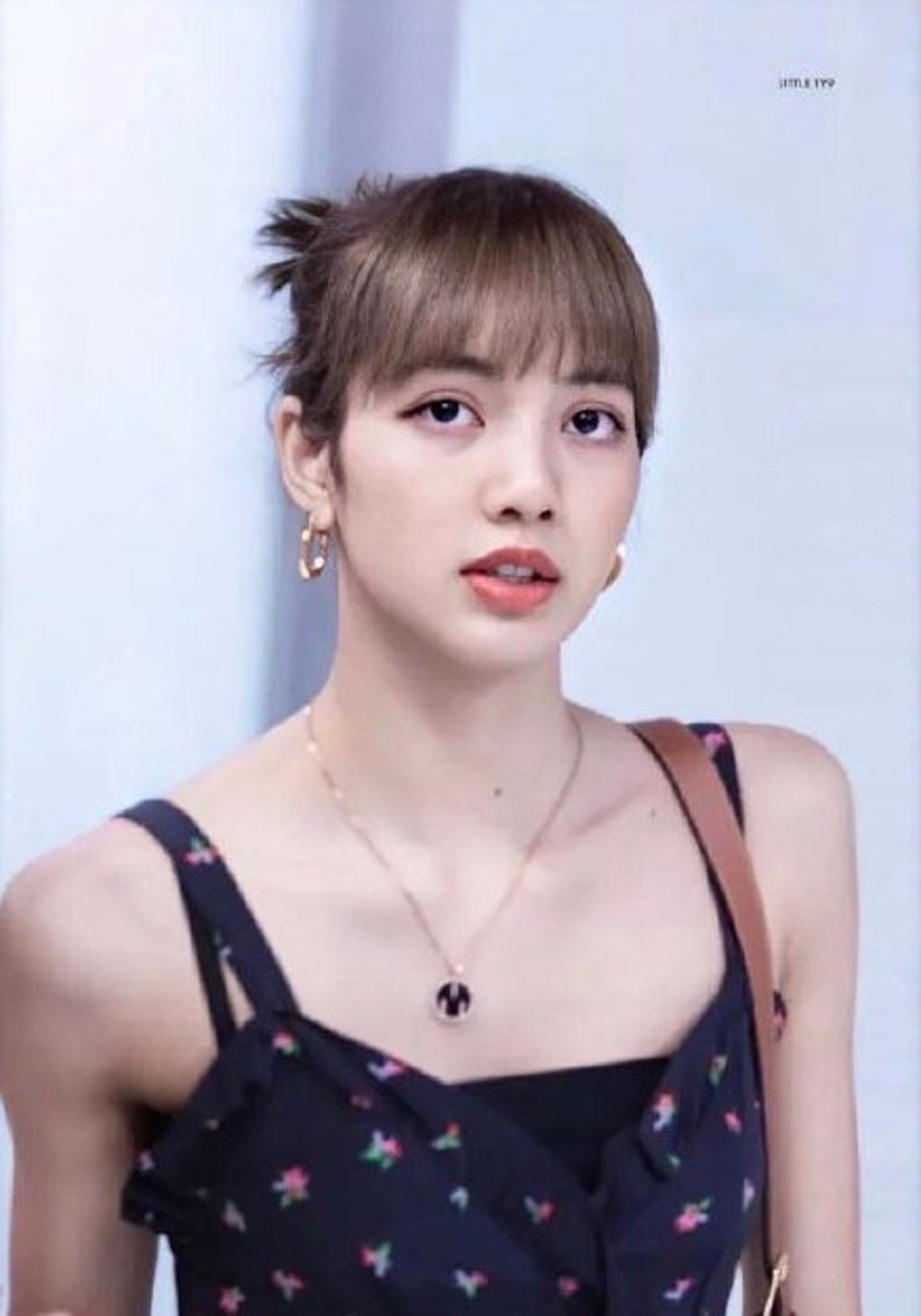 網民貼出Lisa壯如「金剛Barbie」的照片。(微博/@扒圈bot) 網民貼出Lisa壯如「金剛Barbie」的照片。(微博/@扒圈bot)