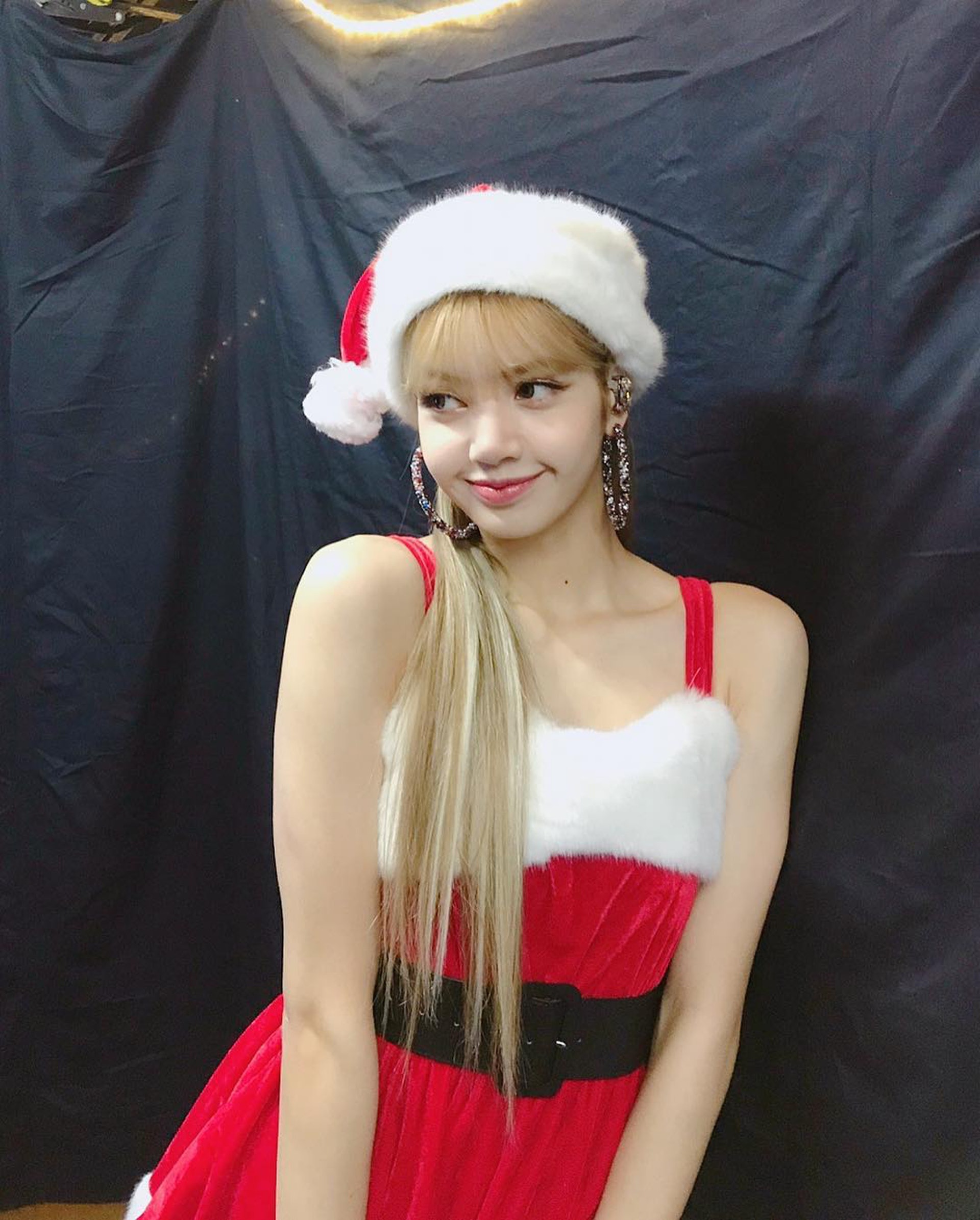 Lisa擁有招牌直角肩,鎖骨亦相當明顯。(IG/@lalalalisa_m) Lisa擁有招牌直角肩,鎖骨亦相當明顯。(IG/@lalalalisa_m)