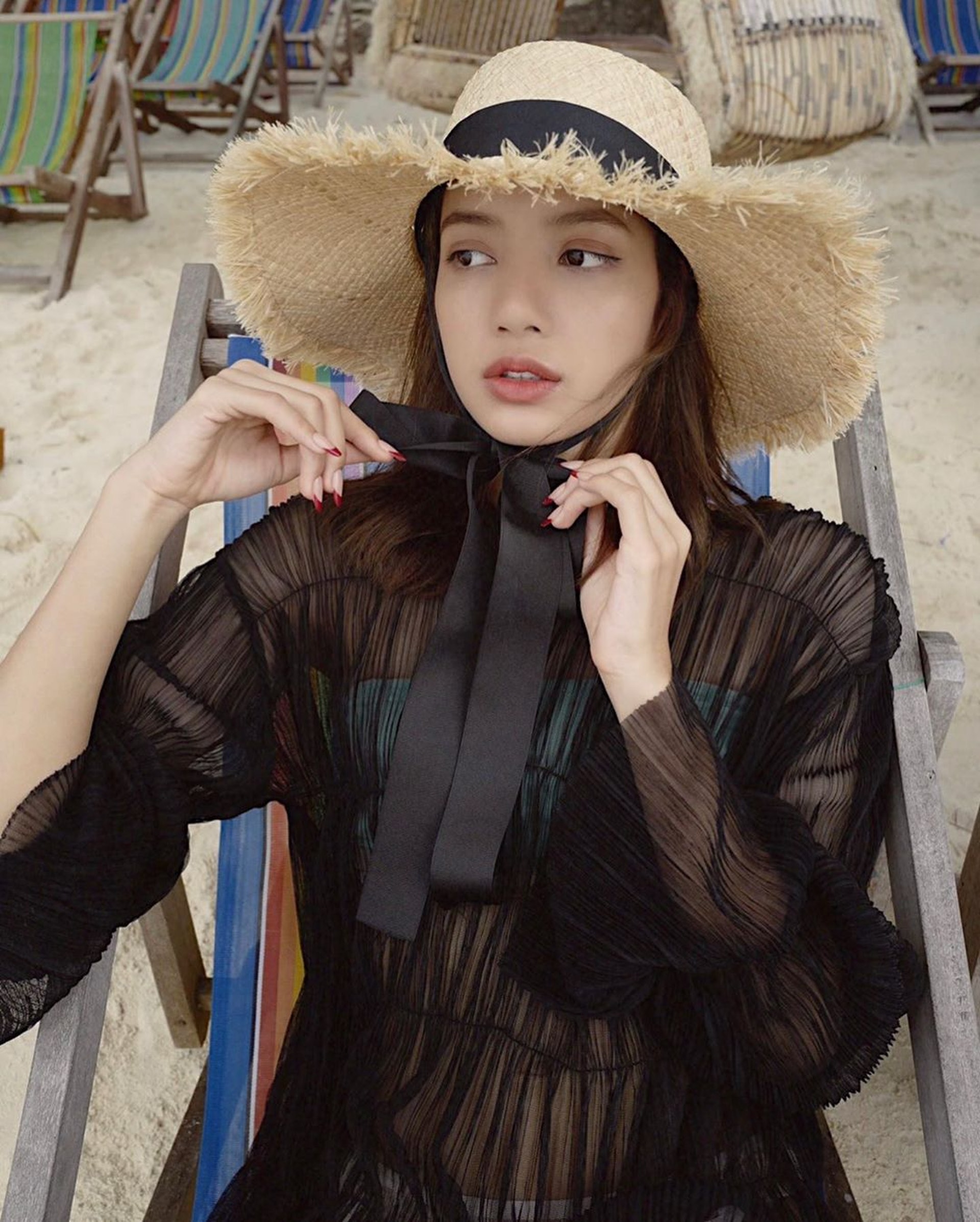 身穿透視的黑色上衣的Lisa,非常性感。(IG/@lalalalisa_m) 身穿透視的黑色上衣的Lisa,非常性感。(IG/@lalalalisa_m)