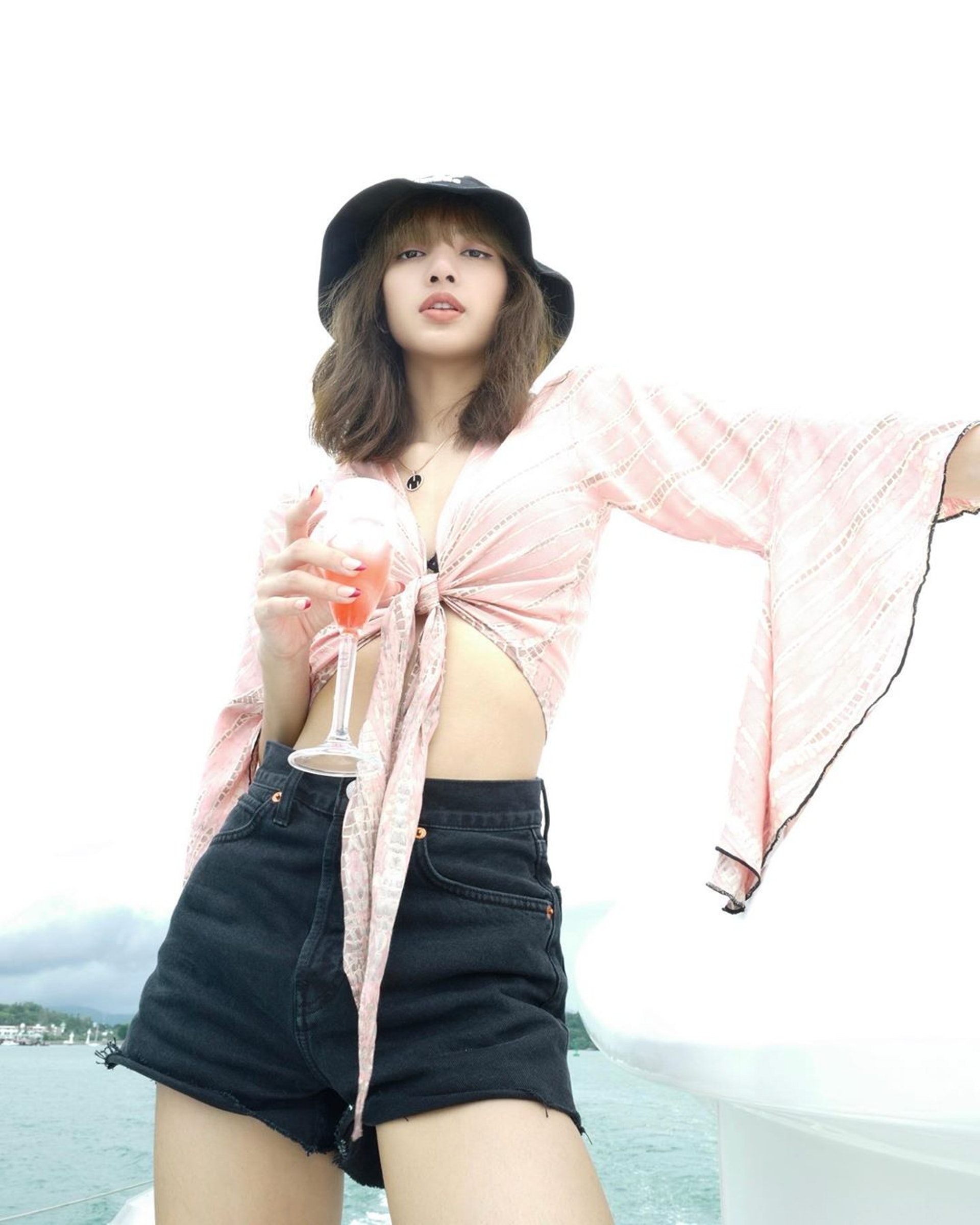 日前Lisa上載美腿照派福利,轟動粉絲圈。(IG/@lalalalisa_m) 日前Lisa上載美腿照派福利,轟動粉絲圈。(IG/@lalalalisa_m)