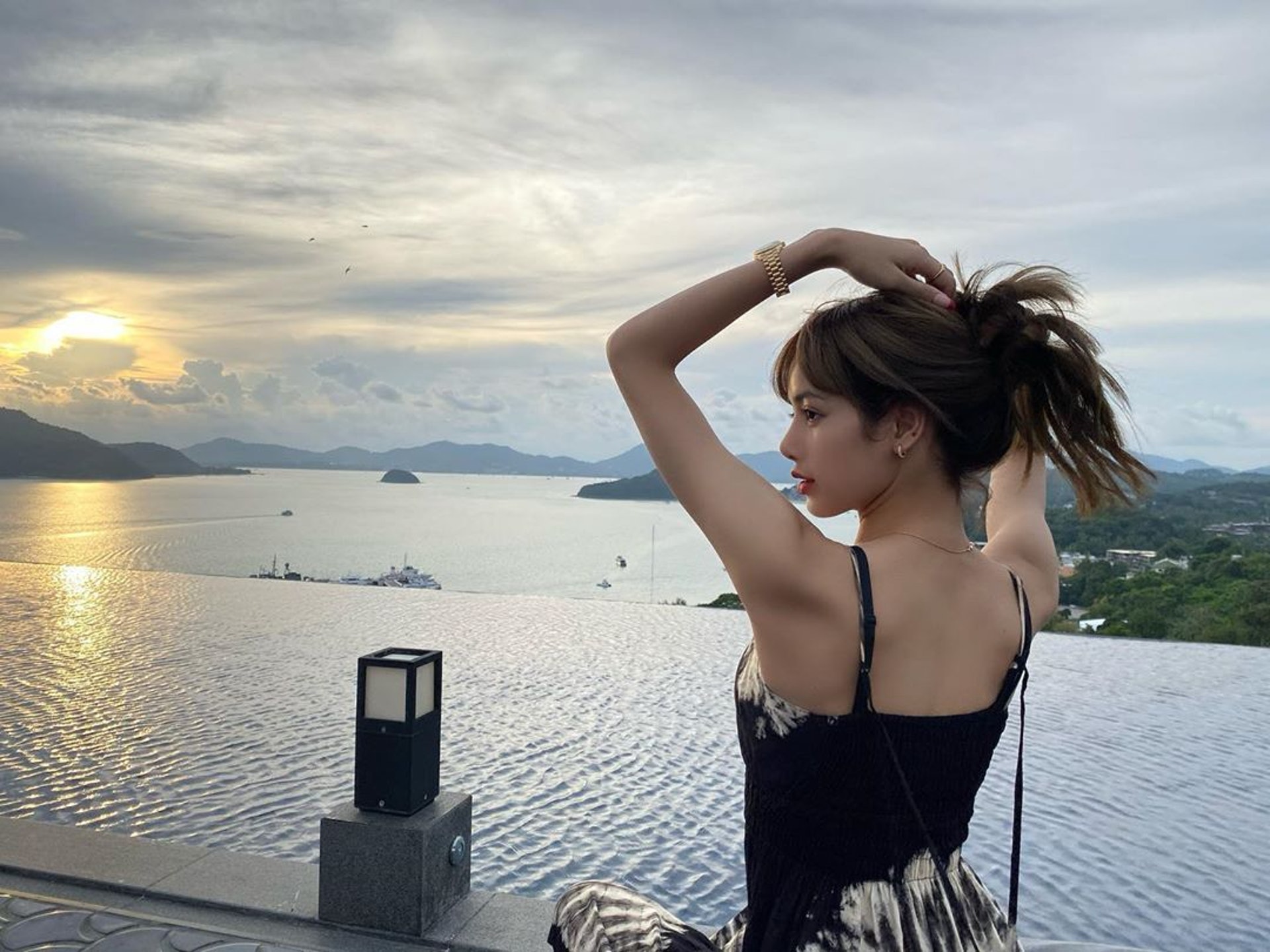 Lisa又一次大曬招牌直角肩。(IG/@lalalalisa_m) Lisa又一次大曬招牌直角肩。(IG/@lalalalisa_m)