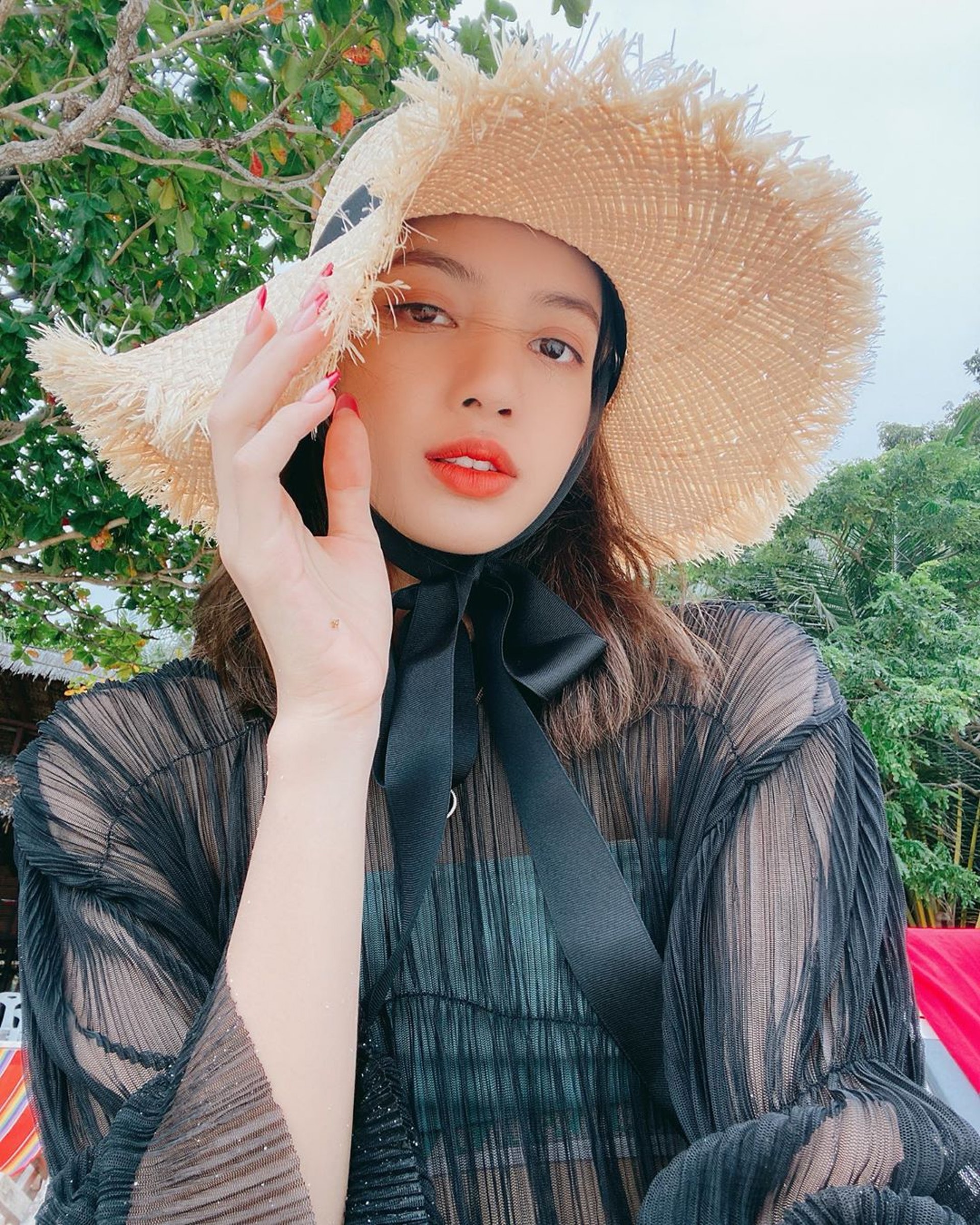 身穿透視的黑色上衣的Lisa,非常性感。(IG/@lalalalisa_m) 身穿透視的黑色上衣的Lisa,非常性感。(IG/@lalalalisa_m)