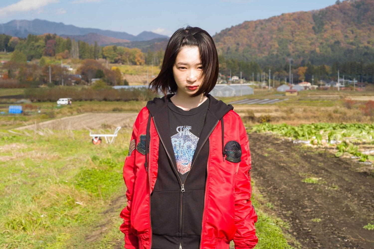 劇情描述與家人密切的內向女大學生龜田、出生明星家族的星二代兔草、和「爸爸」一同經營復仇生意的少女戌井（《伊索遊戲》劇照）