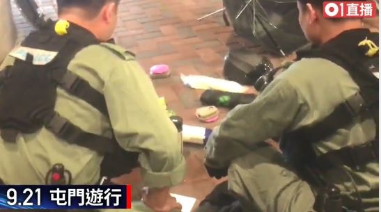少年2019年9月21日前往屯門遊行前，被警方截查並發現他帶備鐳射筆及改裝傘等物品。(資料圖片)