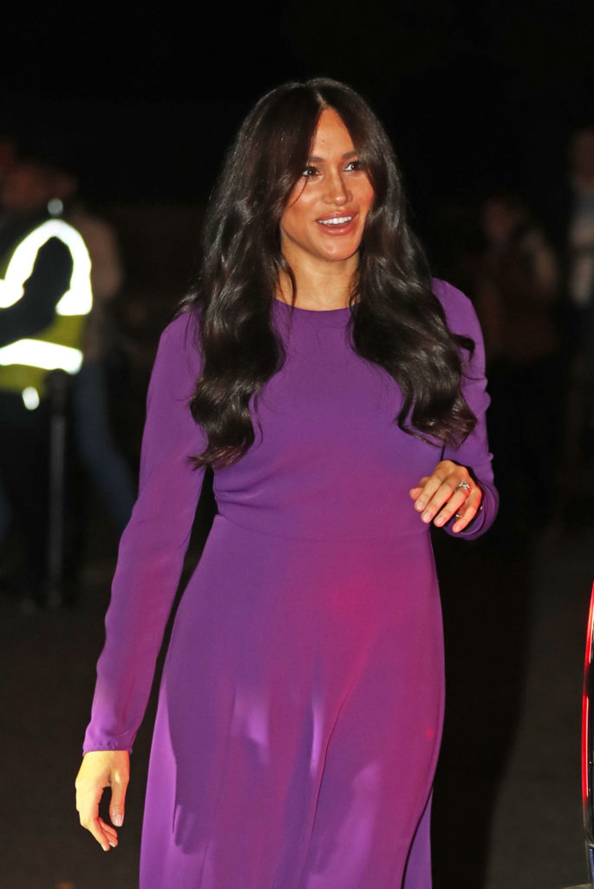 梅根(Meghan Markle)於10月尾出席世界青年高峰會(One Young World)開幕禮時,穿上了去年懷孕7個月時曾經穿過的紫色連身裙。(GettyImages) 梅根(Meghan Markle)於10月尾出席世界青年高峰會(One Young World)開幕禮時,穿上了去年懷孕7個月時曾經穿過的紫色連身裙。(GettyImages)
