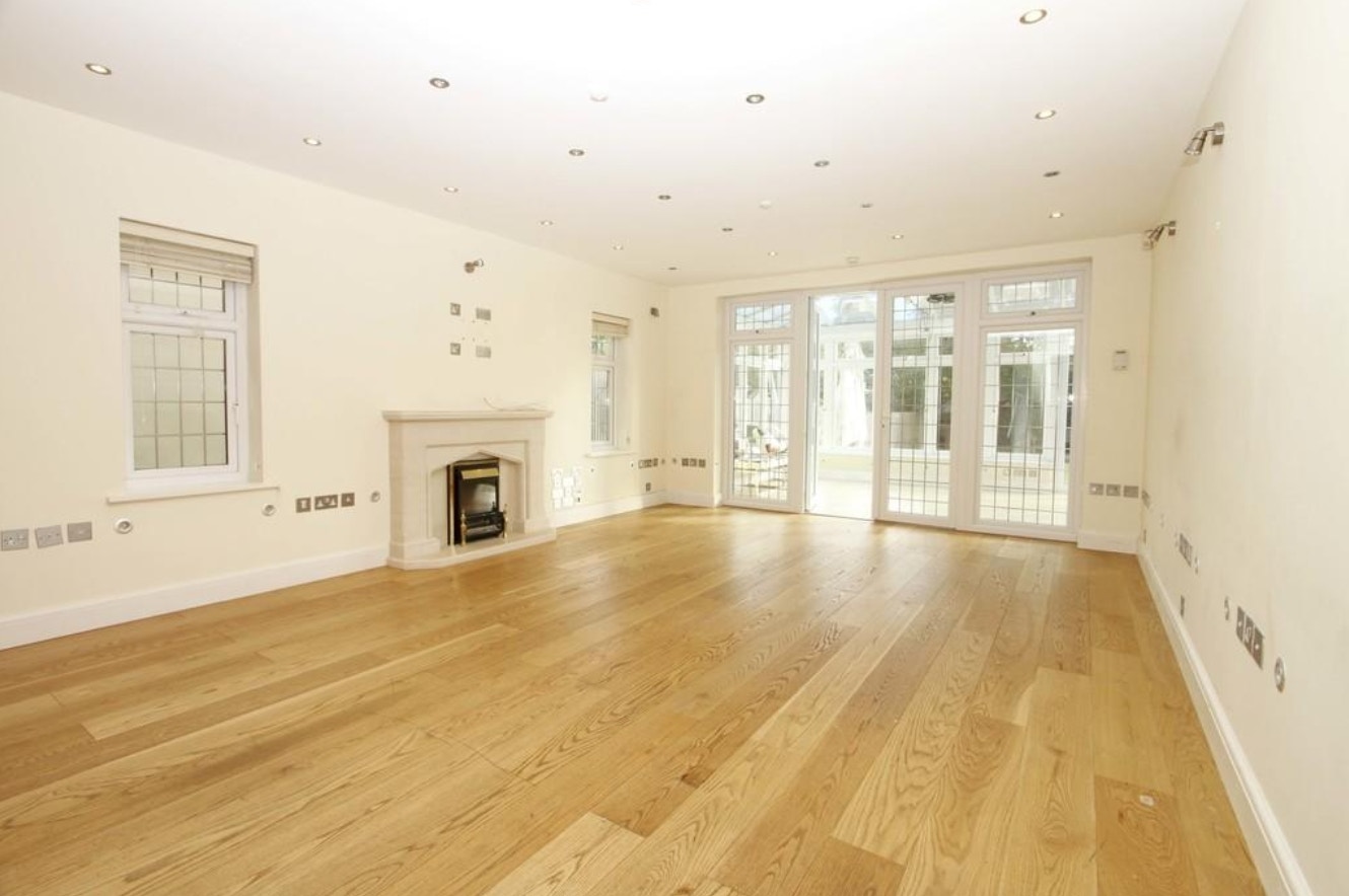 不論客廳或睡房都滿佈插蘇，全屋竟共有320個。（rightmove.co.uk）
