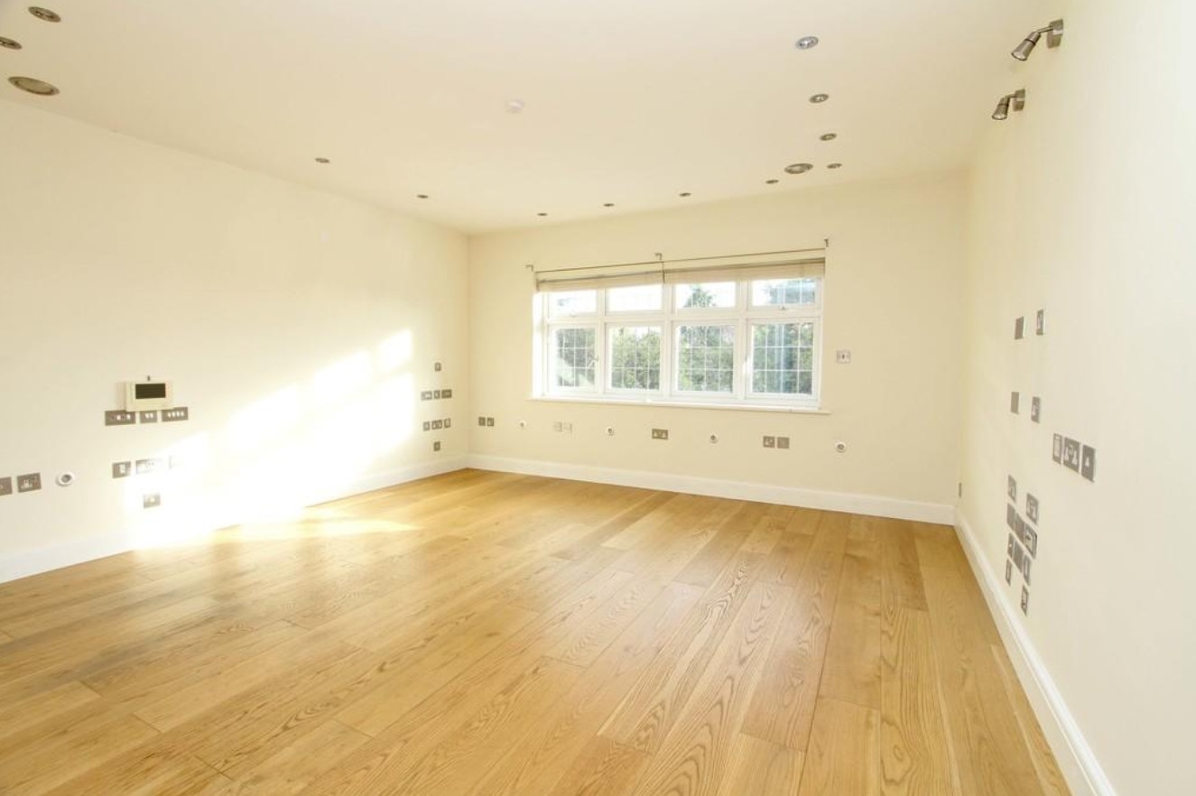 不論客廳或睡房都滿佈插蘇，全屋竟共有320個。（rightmove.co.uk）