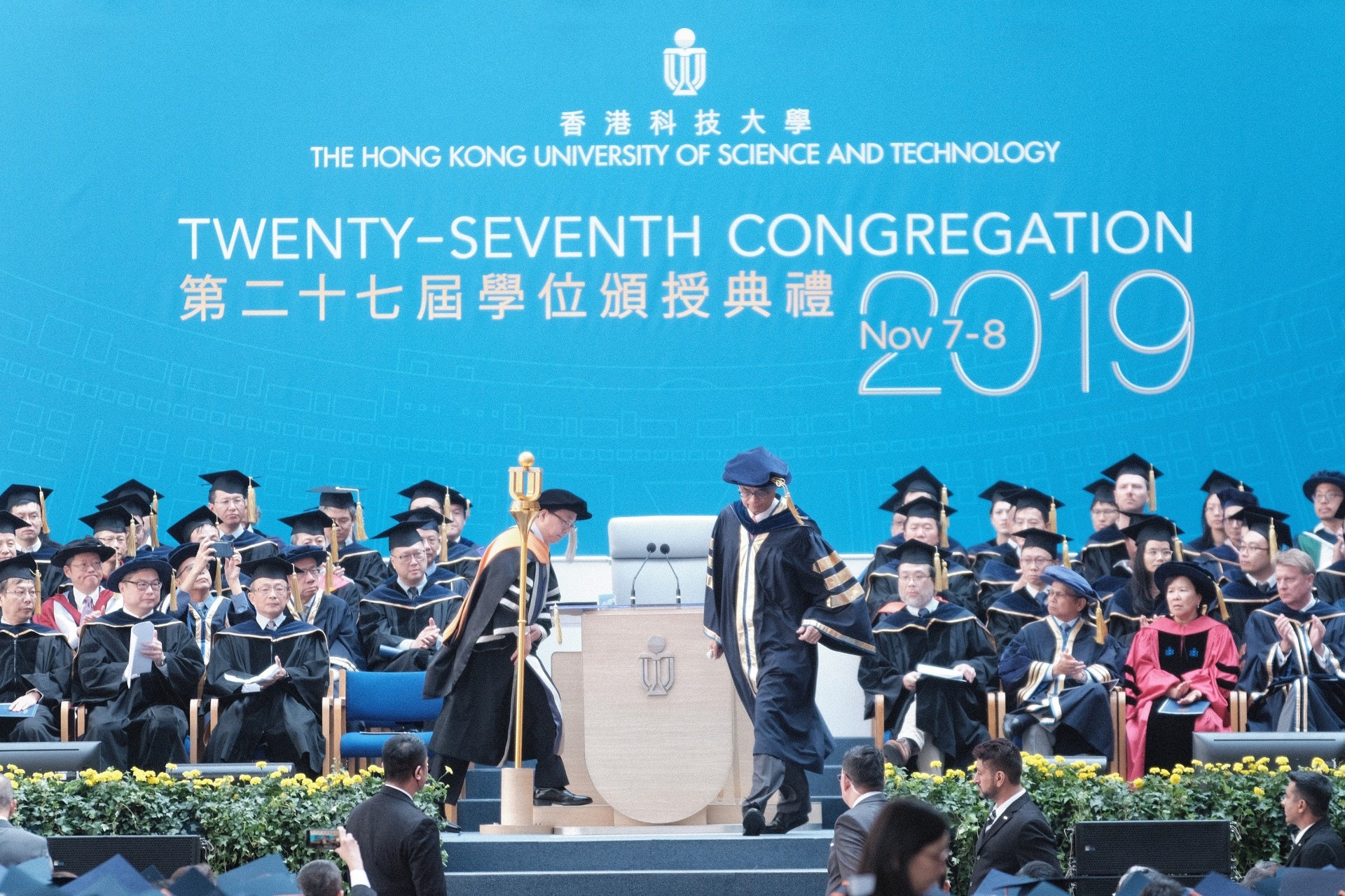 校長史維提早宣布頒授所有學位，在上午約11時20分離開，前往醫院。（羅君豪攝）