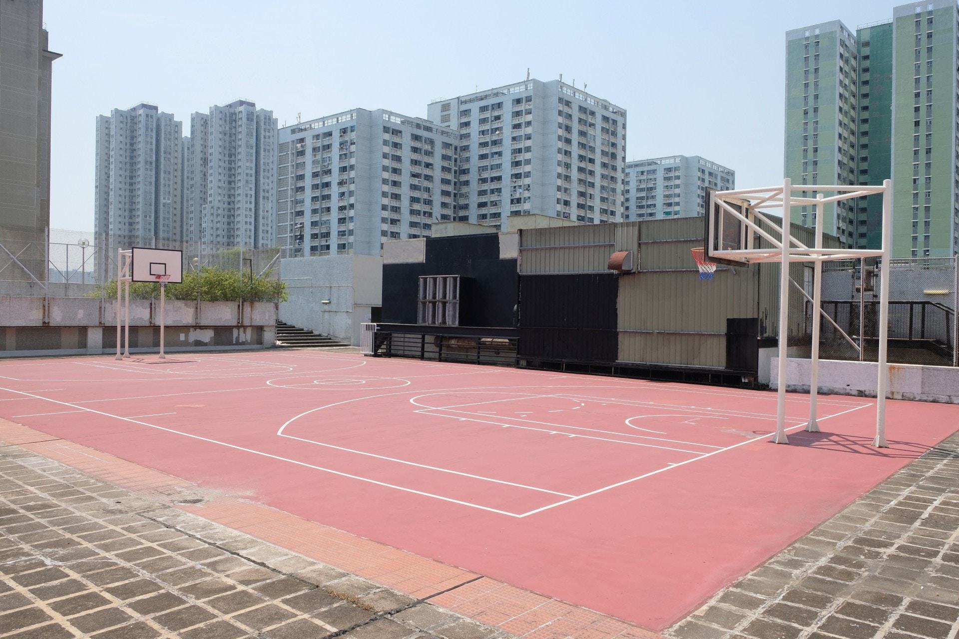 翻新前的愛定商場上蓋籃球場。（基匯資本民坊提供）