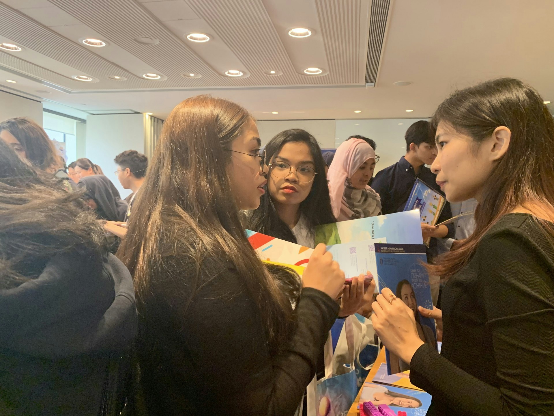 全港首個少數族裔獎學金博覽十間大專院校參展