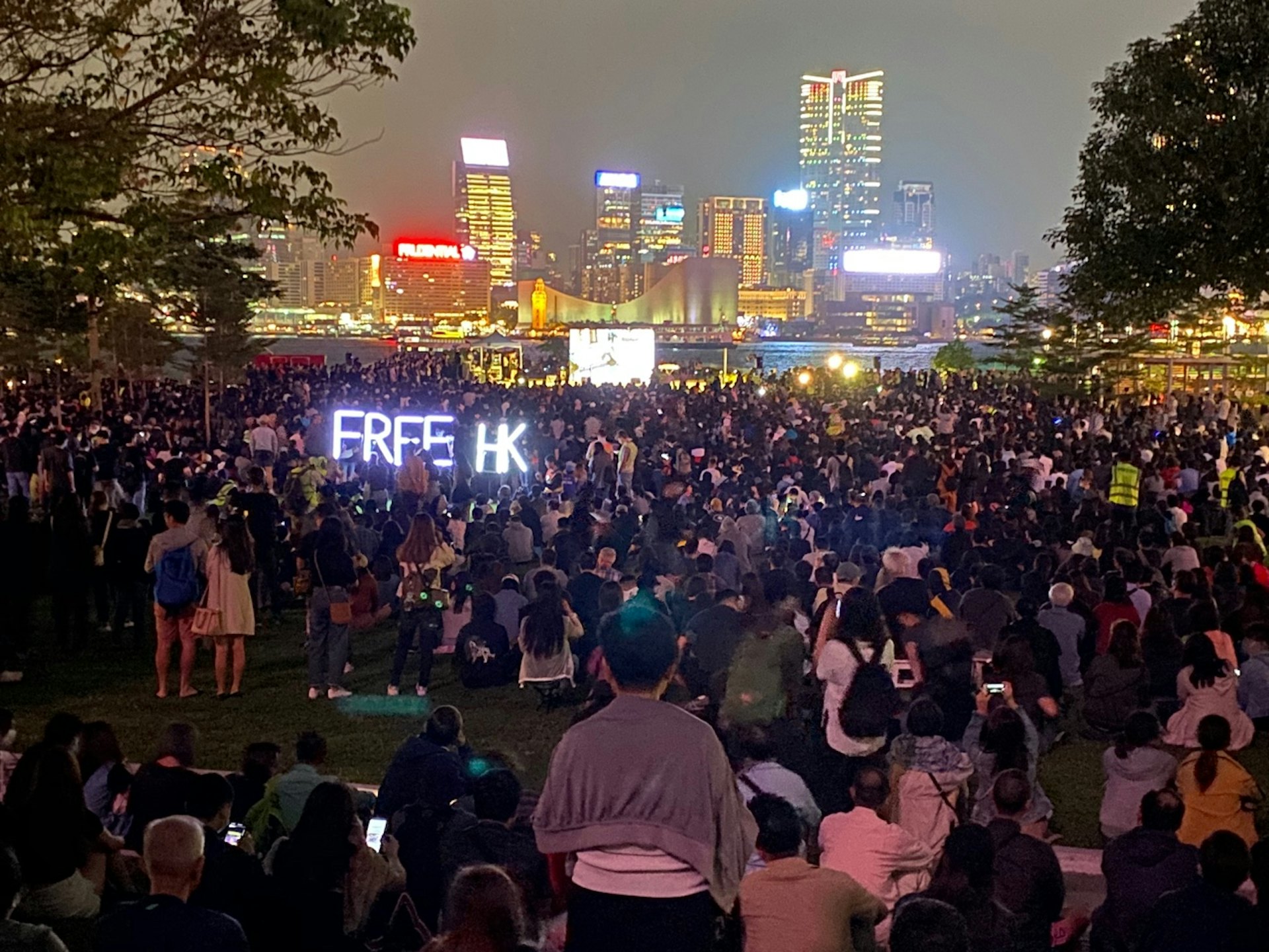 今晚在添馬公園舉行「天佑義士」全港祈禱及集氣大會。(林頌華攝) 今晚在添馬公園舉行「天佑義士」全港祈禱及集氣大會。(林頌華攝)
