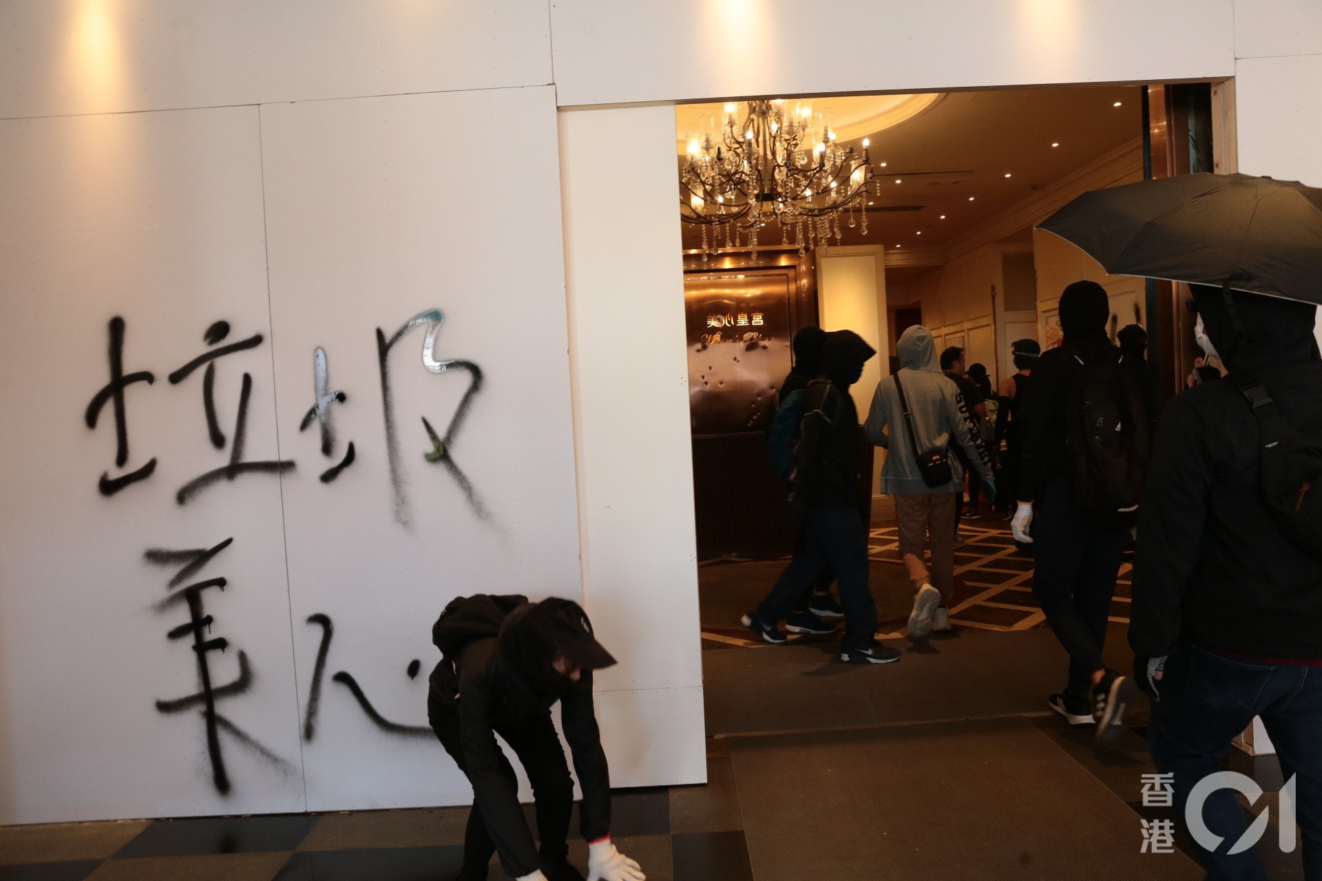 11 10 激進示威者搗亂沙田美心皇宮被嚇女子收銀台抱頭痛哭 香港01 社會新聞 11 10 激進示威者搗亂沙田美心皇宮被嚇女子收銀台抱頭痛哭 香港01 社會新聞