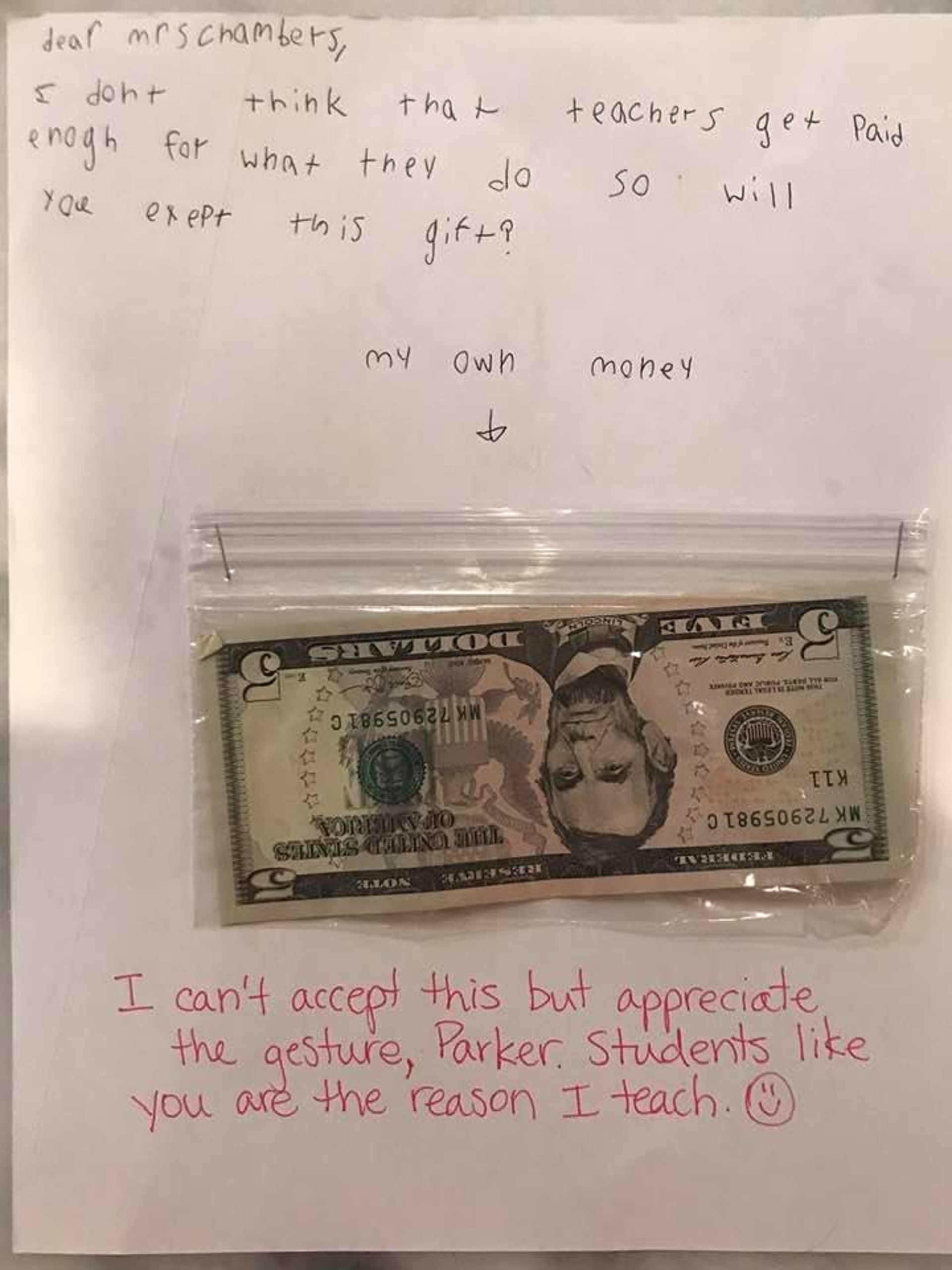 美國一名9歲男孩不忍老師的薪金與其付出不成正比,選擇把生日利市送給學校老師。(fb「Darrell_R_Williams」圖片) 美國一名9歲男孩不忍老師的薪金與其付出不成正比,選擇把生日利市送給學校老師。(fb「Darrell_R_Williams」圖片)