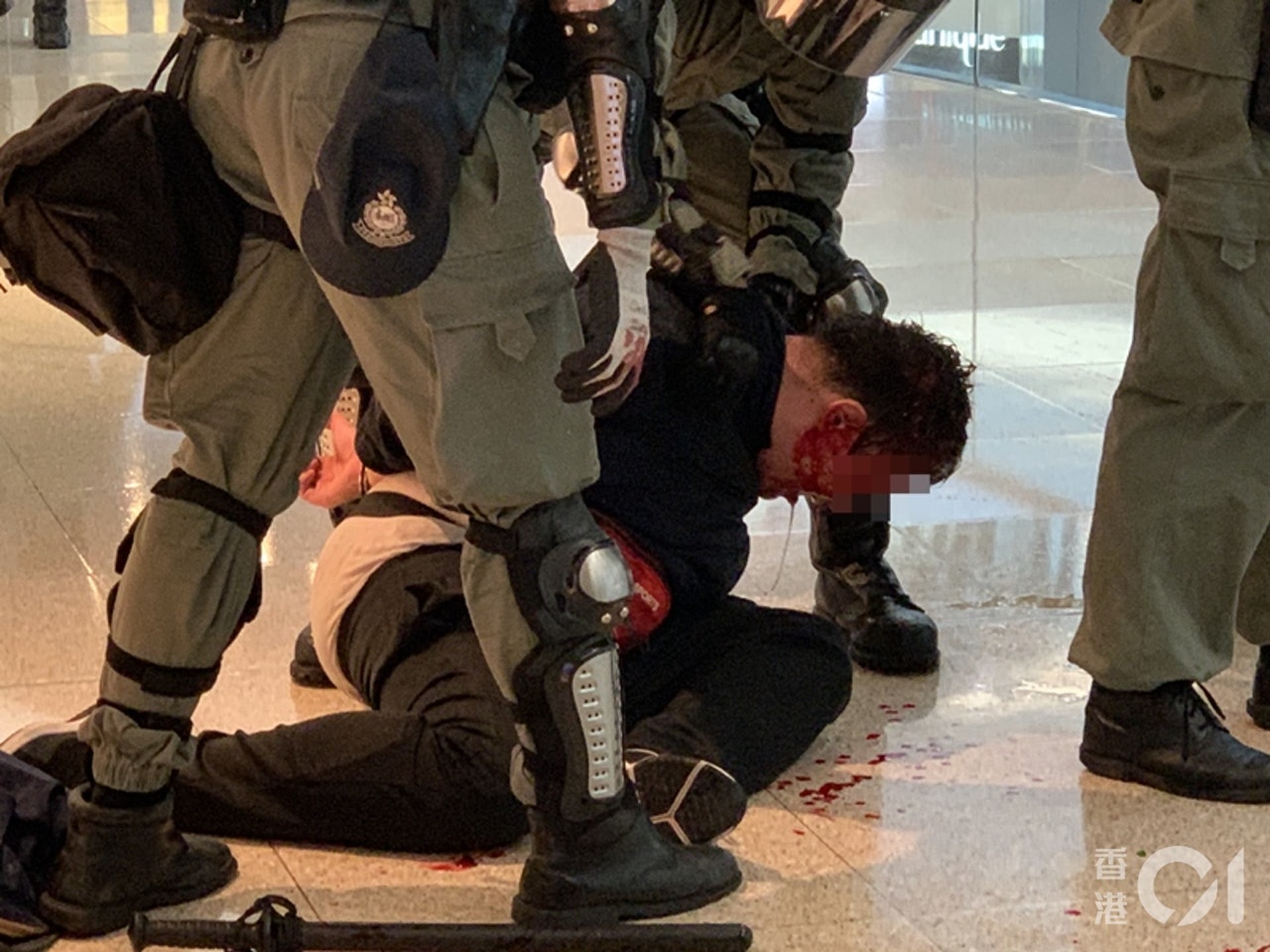 防暴警員昨日曾在又一城制服一名男子,他頭破血流。(資料圖片/勞敏儀攝) 防暴警員昨日曾在又一城制服一名男子,他頭破血流。(資料圖片/勞敏儀攝)
