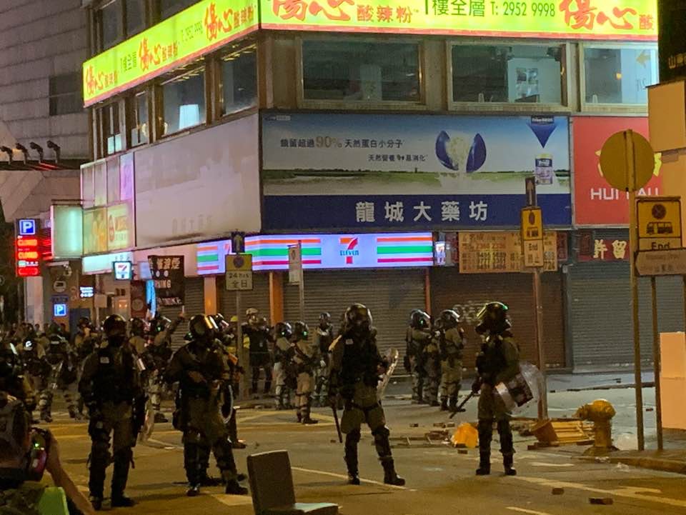 11.11．港九總覽】旺角示威者火燒太興中銀再毀翠華茶餐廳