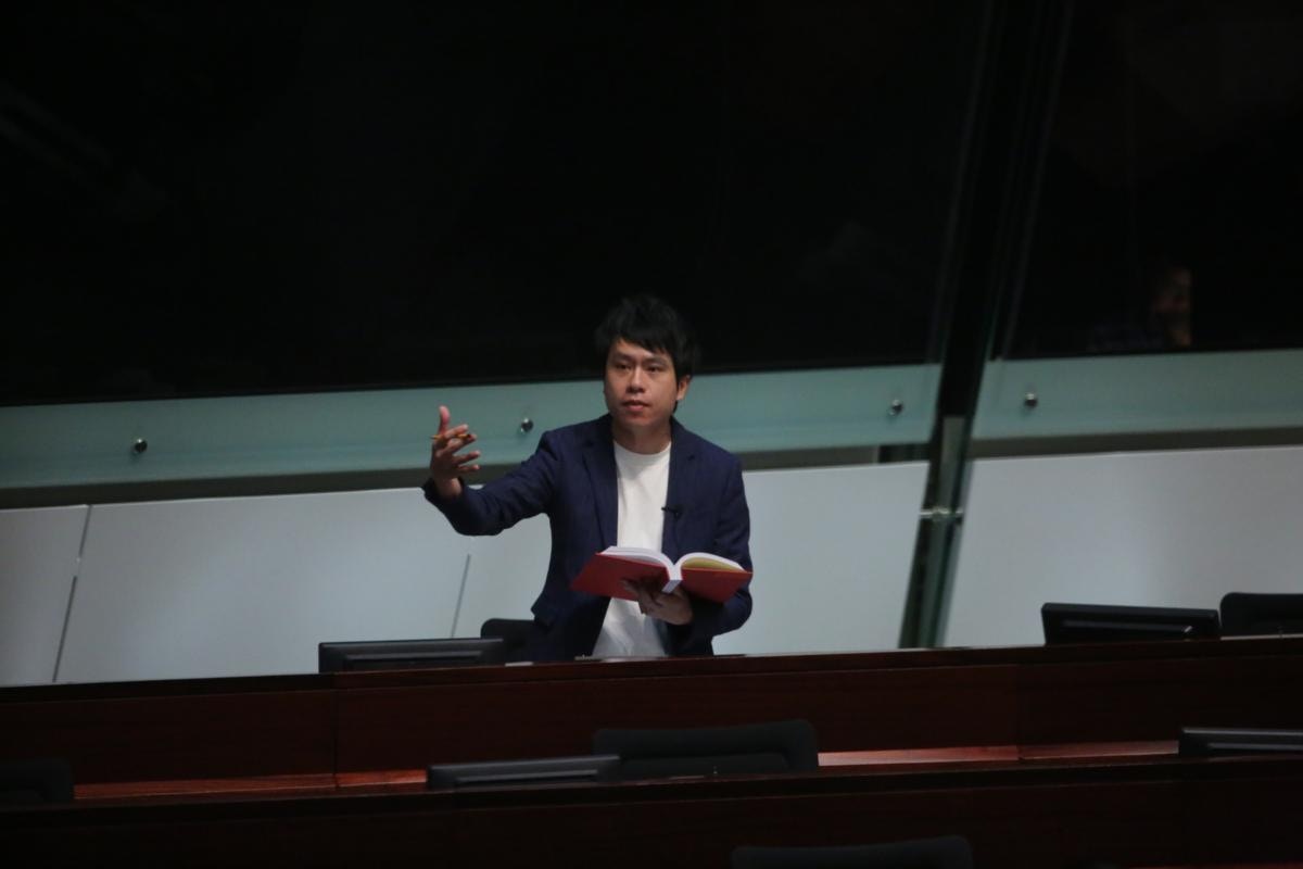 民主黨鄺俊宇提出關注警犬的口頭質詢,由黨友尹兆堅在會上代問。(資料圖片/洪嘉徽攝) 民主黨鄺俊宇提出關注警犬的口頭質詢,由黨友尹兆堅在會上代問。(資料圖片/洪嘉徽攝)