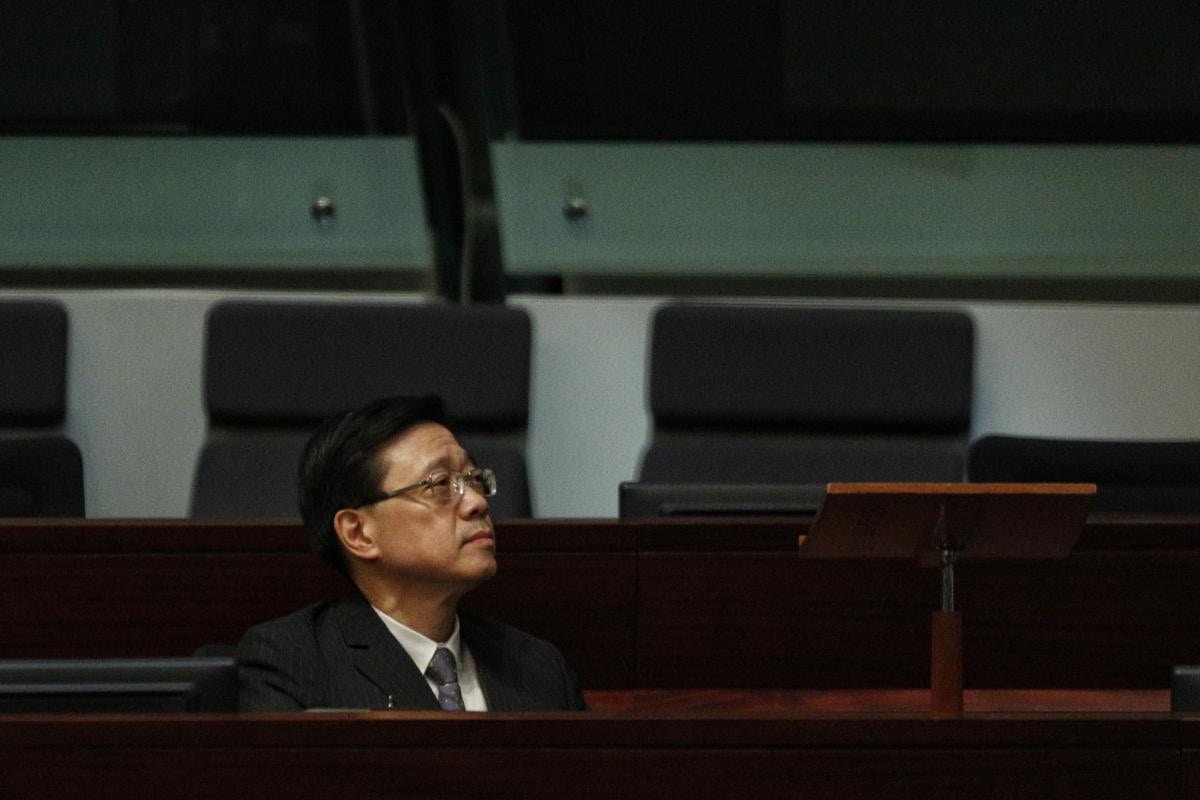 保安局局長李家超在立法會大會上表示,外國警犬的裝備與香港一樣,當警方收到有任何警犬有異樣的報告,會立即請獸醫跟進。(資料圖片/張浩維攝) 保安局局長李家超在立法會大會上表示,外國警犬的裝備與香港一樣,當警方收到有任何警犬有異樣的報告,會立即請獸醫跟進。(資料圖片/張浩維攝)