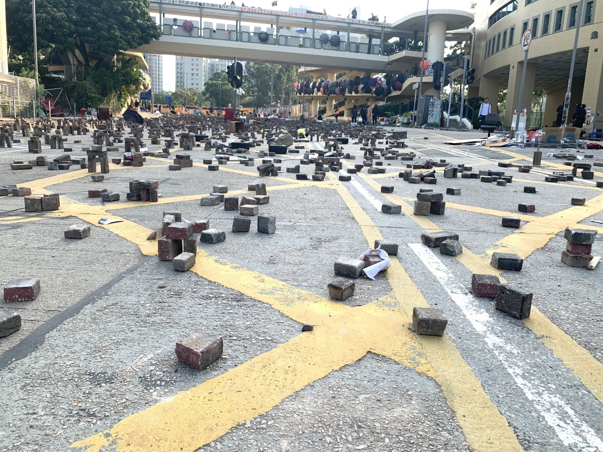 11 14 浸大 校外水馬磚陣堵路大學教授憂學生被包抄受傷 香港01 社會新聞