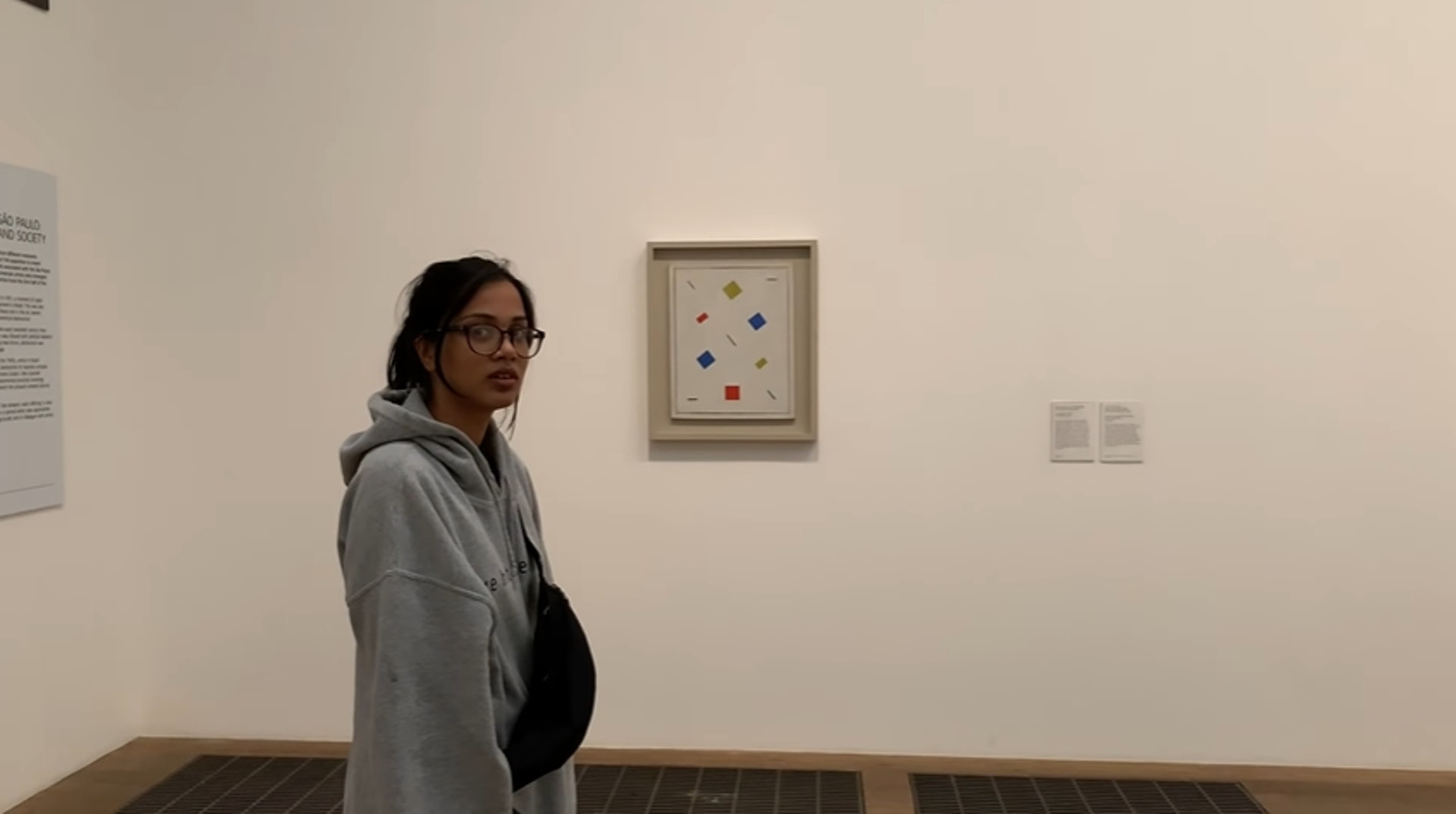 英國一位網紅博主Taz拍下了, 她去美術館的一天, 反應簡直就是我本人。 這幅只有正方形、長方形和短線的畫, 是想說明什麼?(YouTube@ ClickForTaz截圖) 英國一位網紅博主Taz拍下了, 她去美術館的一天, 反應簡直就是我本人。 這幅只有正方形、長方形和短線的畫, 是想說明什麼?(YouTube@ ClickForTaz截圖)