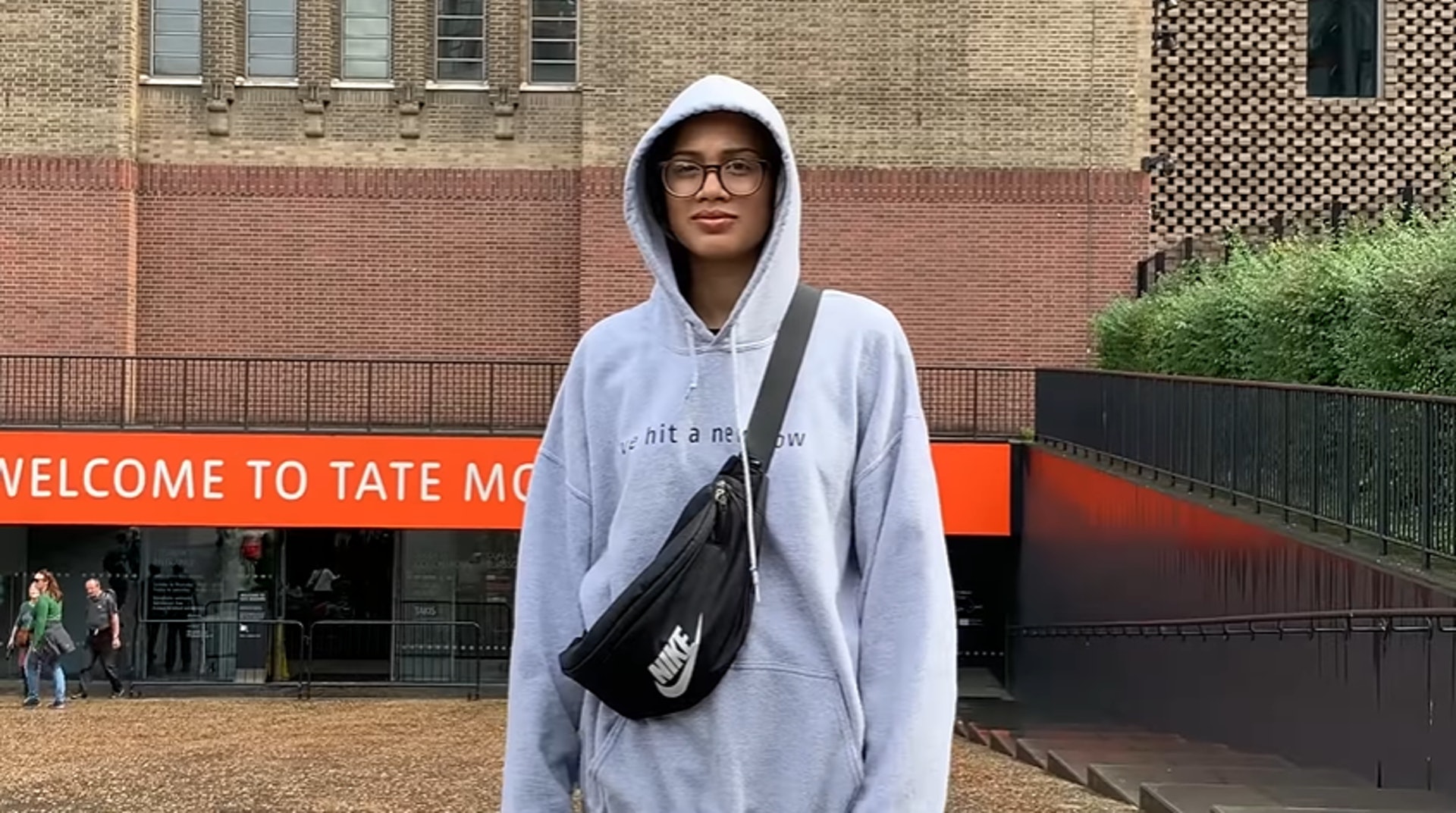 人們生活水平越來越高了, 週末總想找個高雅點的「樂子」, 幹啥呢? 去看畫展呀!(YouTube@ ClickForTaz截圖) 人們生活水平越來越高了, 週末總想找個高雅點的「樂子」, 幹啥呢? 去看畫展呀!(YouTube@ ClickForTaz截圖)