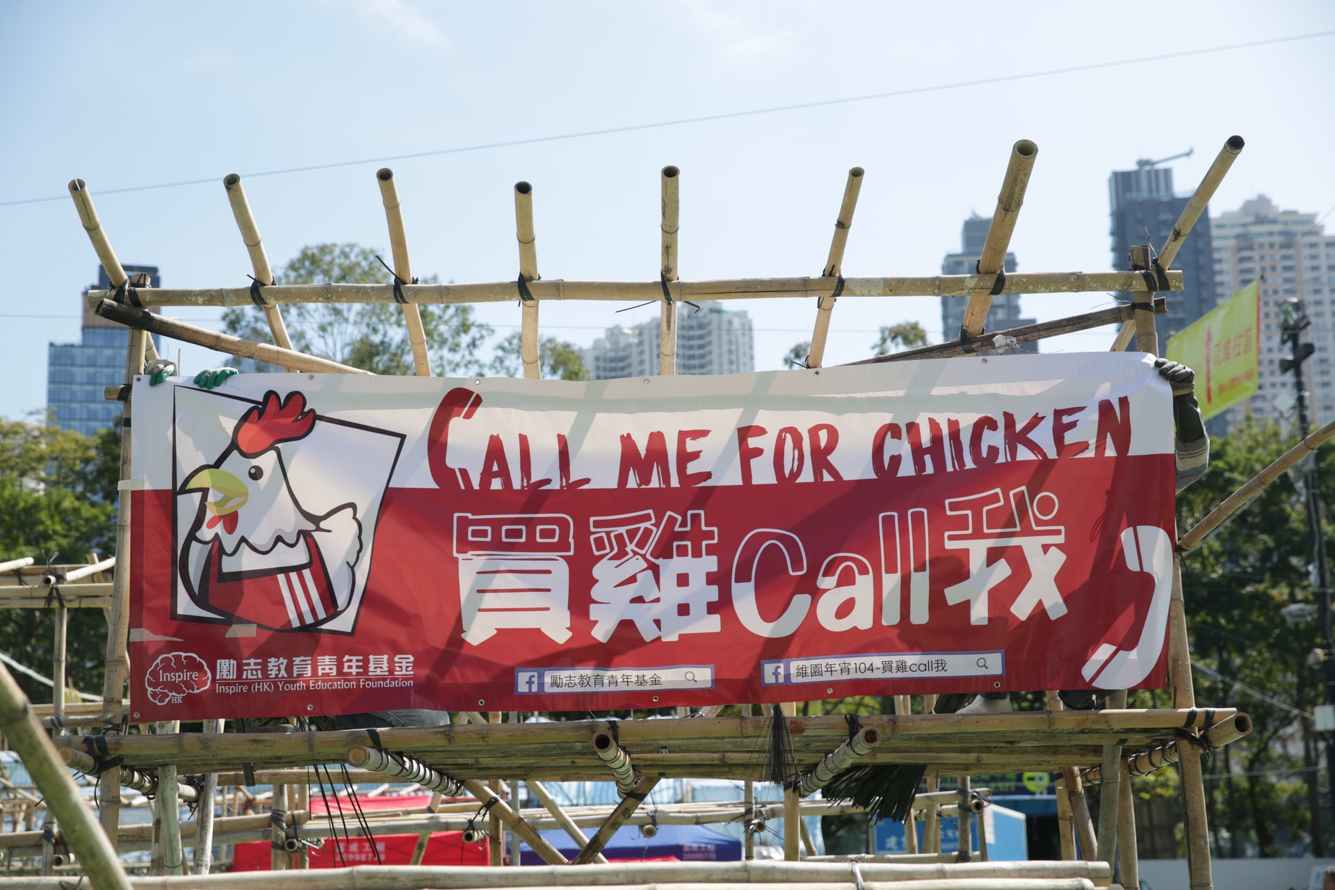 學生認為店名可令顧客聯想到炸雞店,能吸引光顧。(黃偉民攝) 學生認為店名可令顧客聯想到炸雞店,能吸引光顧。(黃偉民攝)