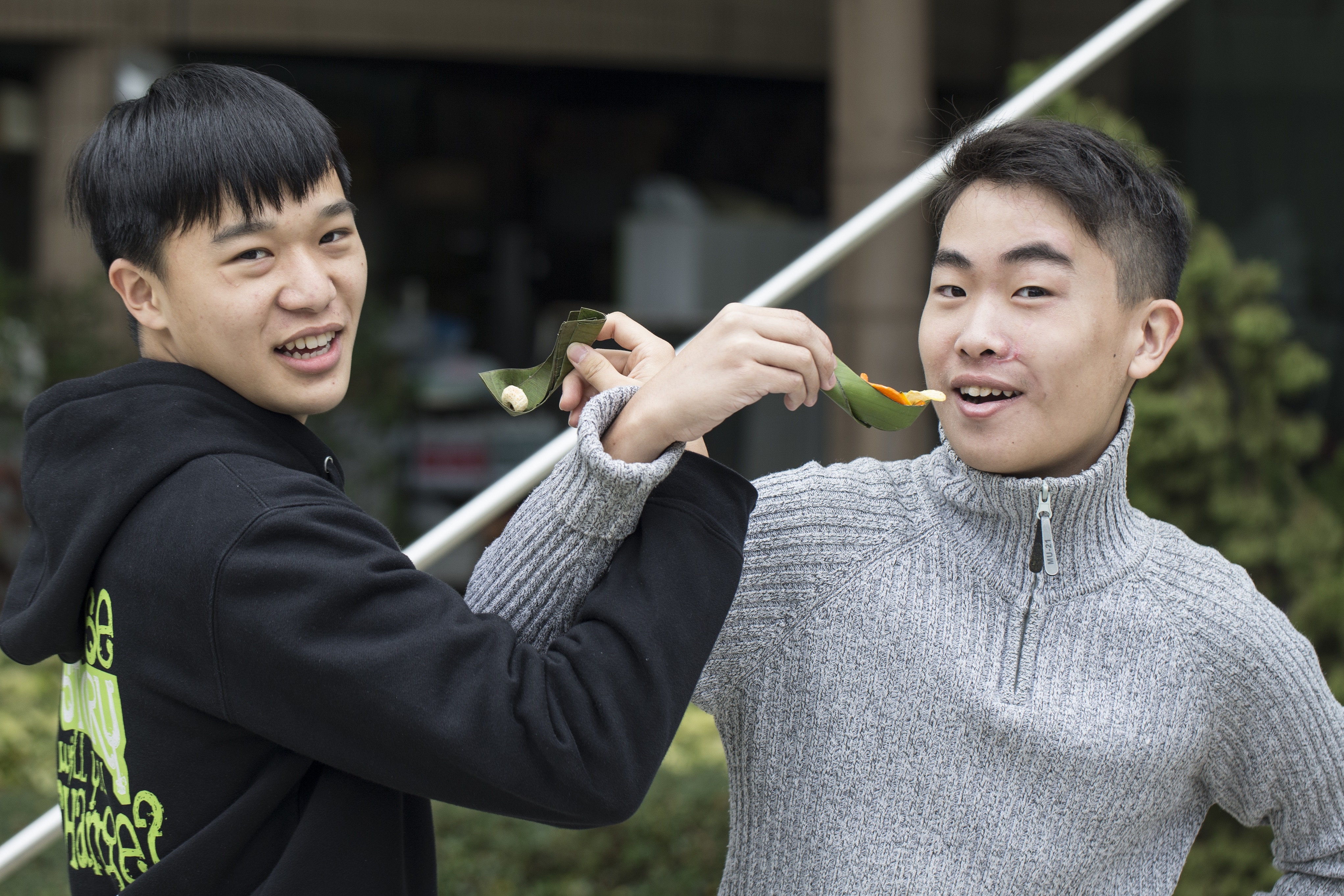 「川」設計者想到蕉葉易枯萎的特性,因而從生產簡易性及速度出發,設計出簡單的匙子模具。 「川」設計者想到蕉葉易枯萎的特性,因而從生產簡易性及速度出發,設計出簡單的匙子模具。