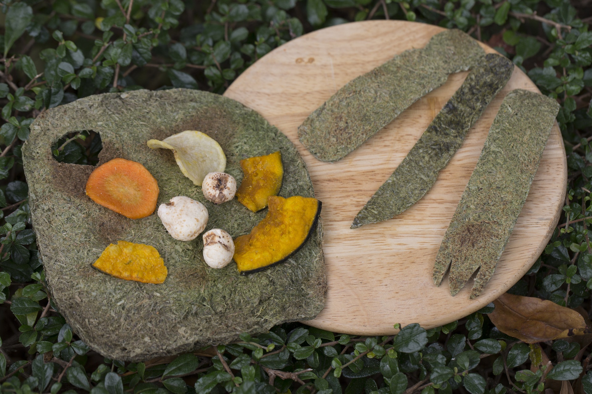 「蕉織」以傳統的編織方式為柔軟的葉子加固,發揮了傳統技術對現代環保生活的想像力。 「蕉織」以傳統的編織方式為柔軟的葉子加固,發揮了傳統技術對現代環保生活的想像力。