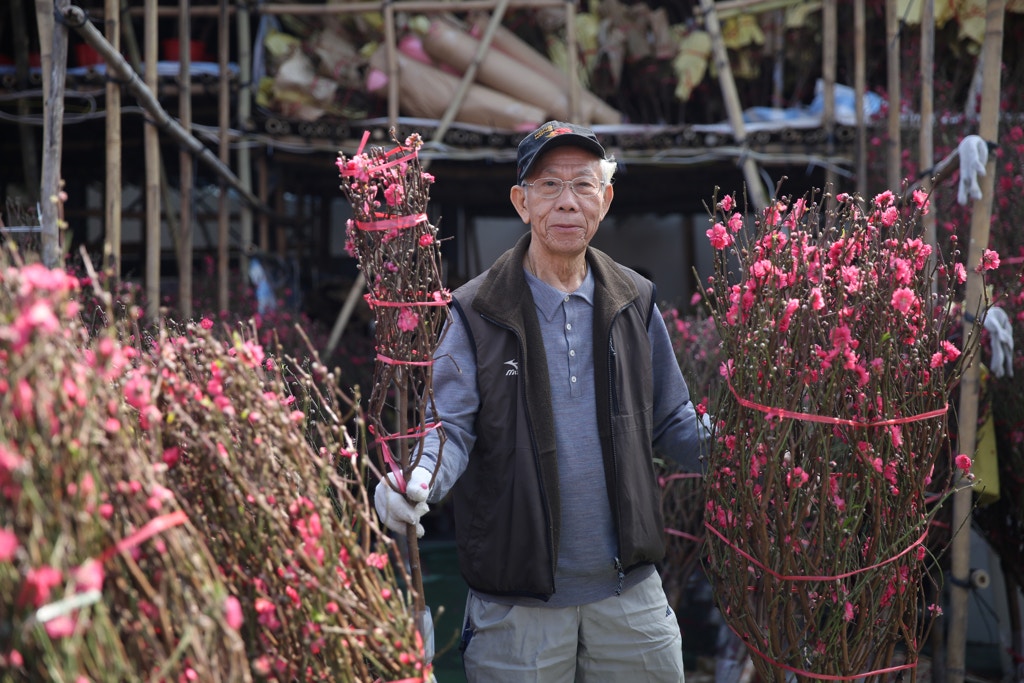 開叔的花檔今年主打2呎長的小桃花，以迎合住在劏房或劏盤而又想買桃花的人士需求。（鄭子峰攝）