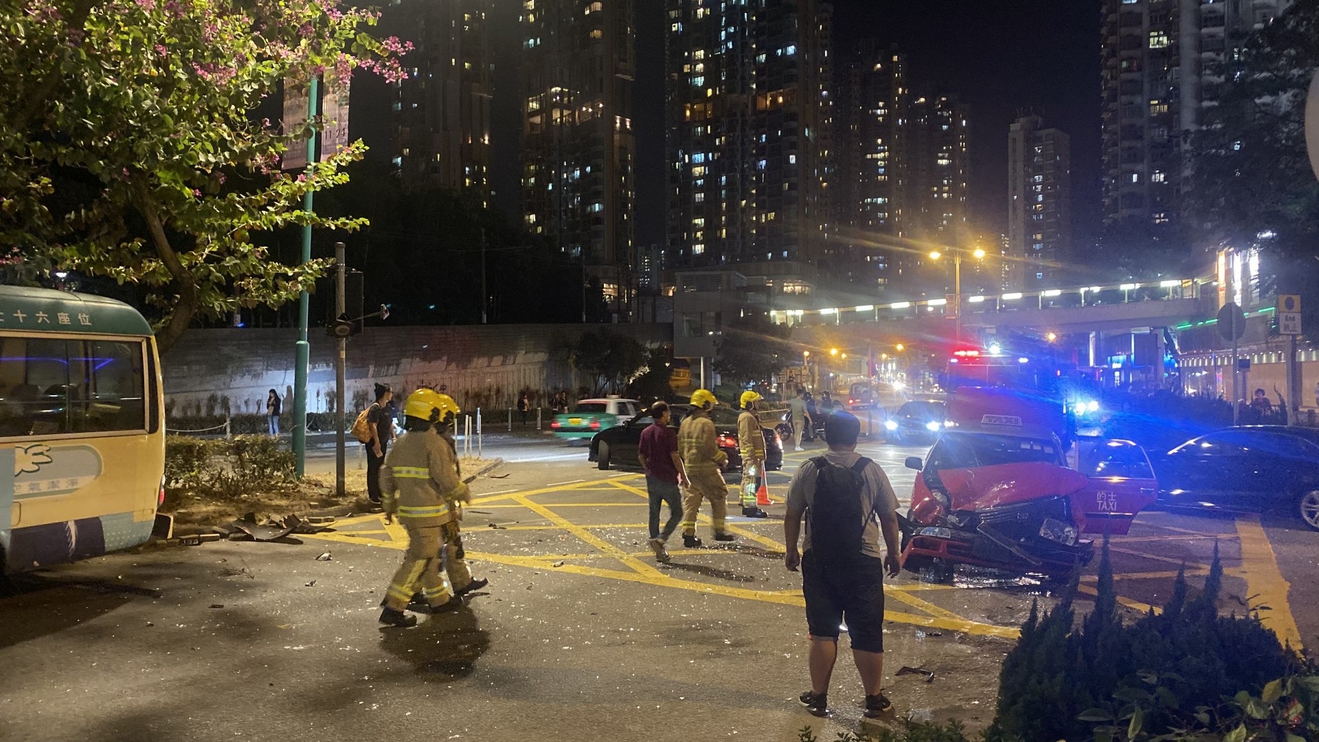 屯門鄉事會路小巴、的士相撞 的士司機不適 屯門鄉事會路小巴、的士相撞 的士司機不適