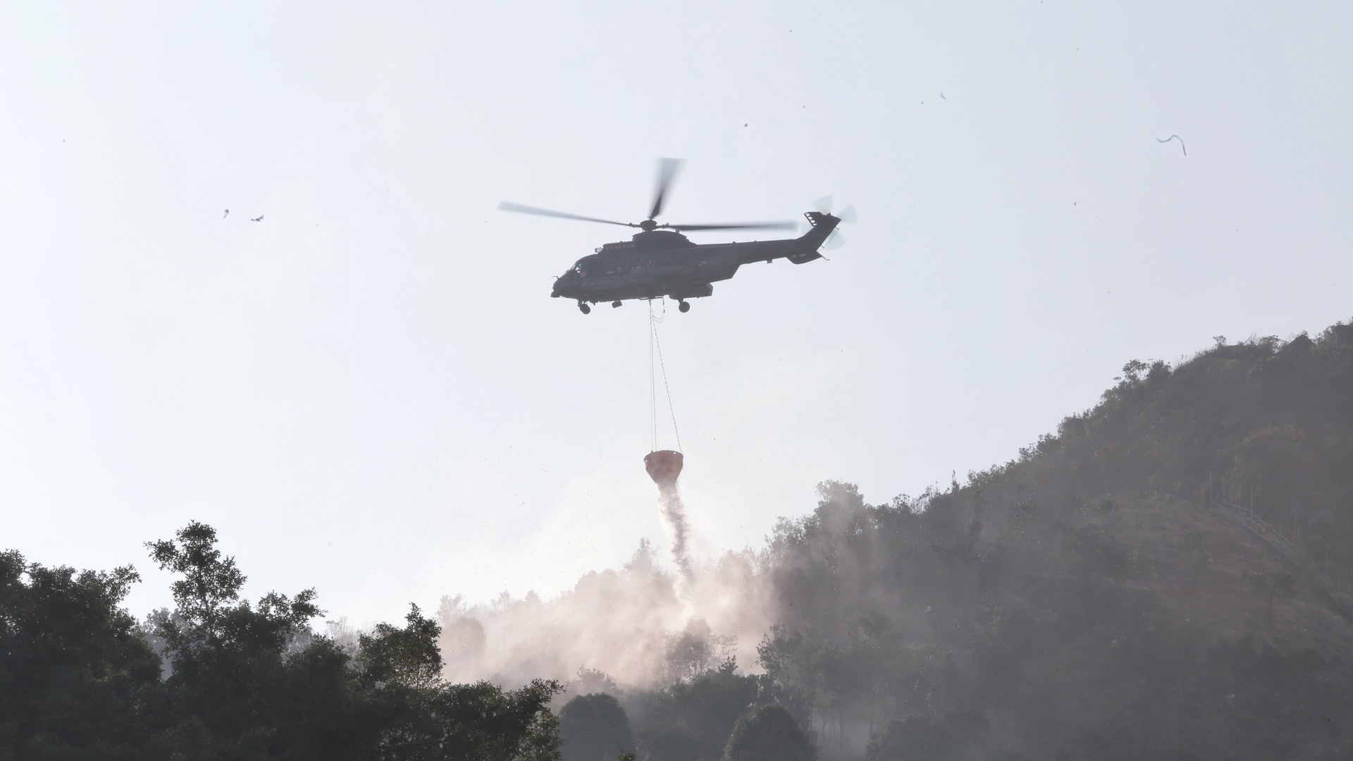 【長命山火】直升機續擲水彈防死灰復燃 焚燒近兩日終救熄 【長命山火】直升機續擲水彈防死灰復燃 焚燒近兩日終救熄