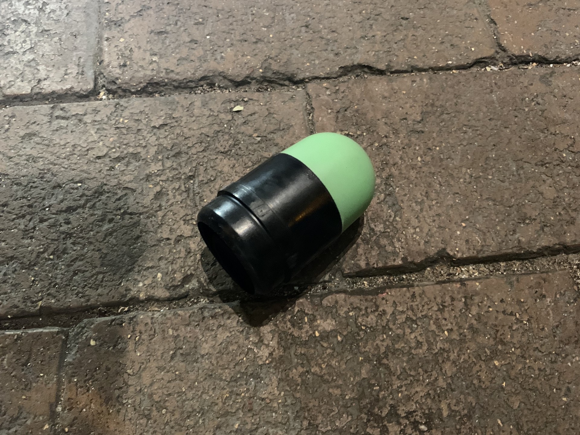 相信是打中商台記者背包的海綿彈。（鄭秋玲攝）