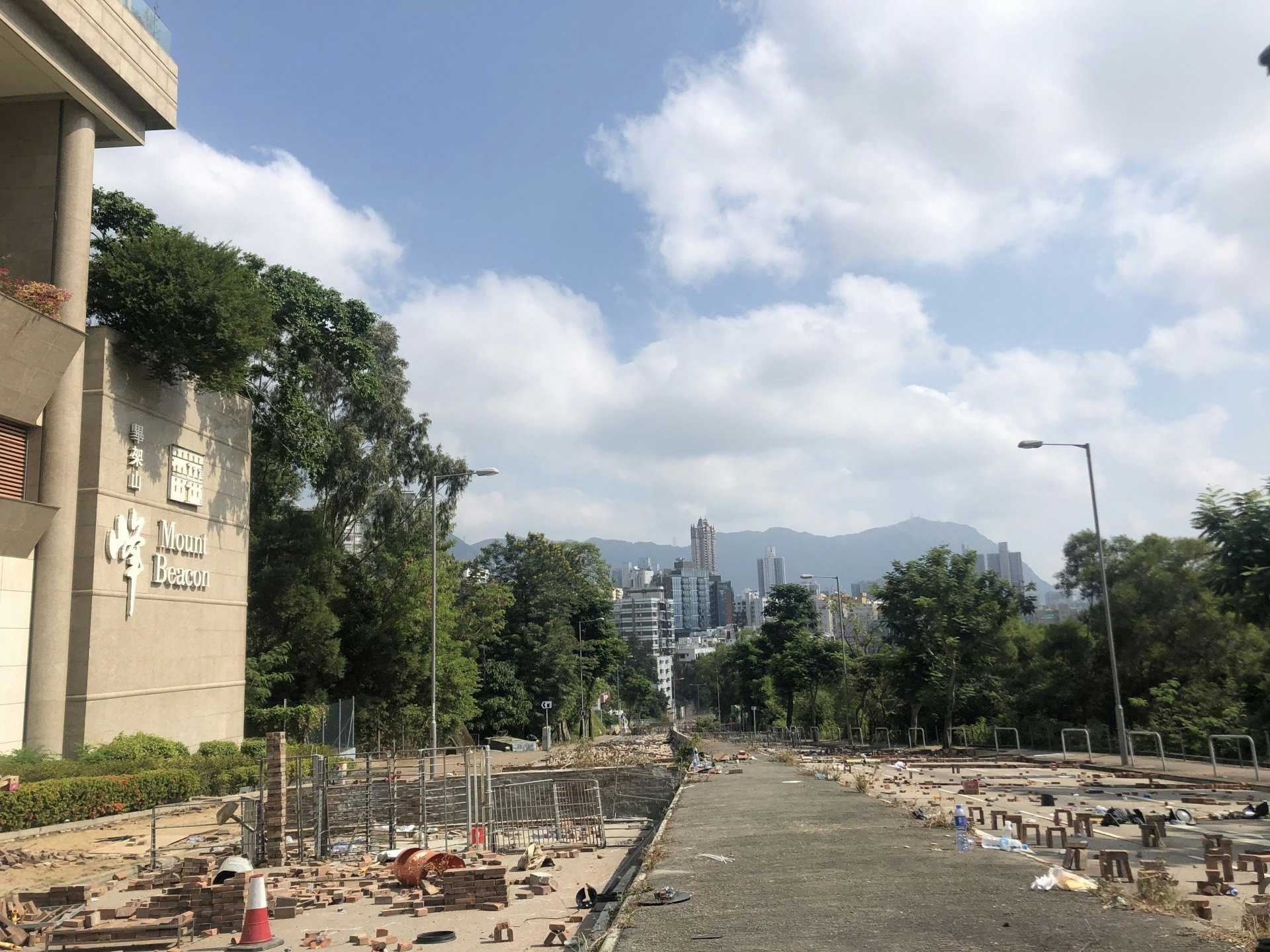 畢架山峰出居民出入需經歌和老街及達之路,但目前兩條道路均已被堵塞。(胡家欣攝) 畢架山峰出居民出入需經歌和老街及達之路,但目前兩條道路均已被堵塞。(胡家欣攝)